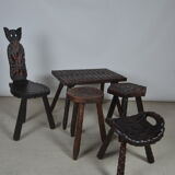 Ensemble de tabourets tripodes et table basse brutaliste