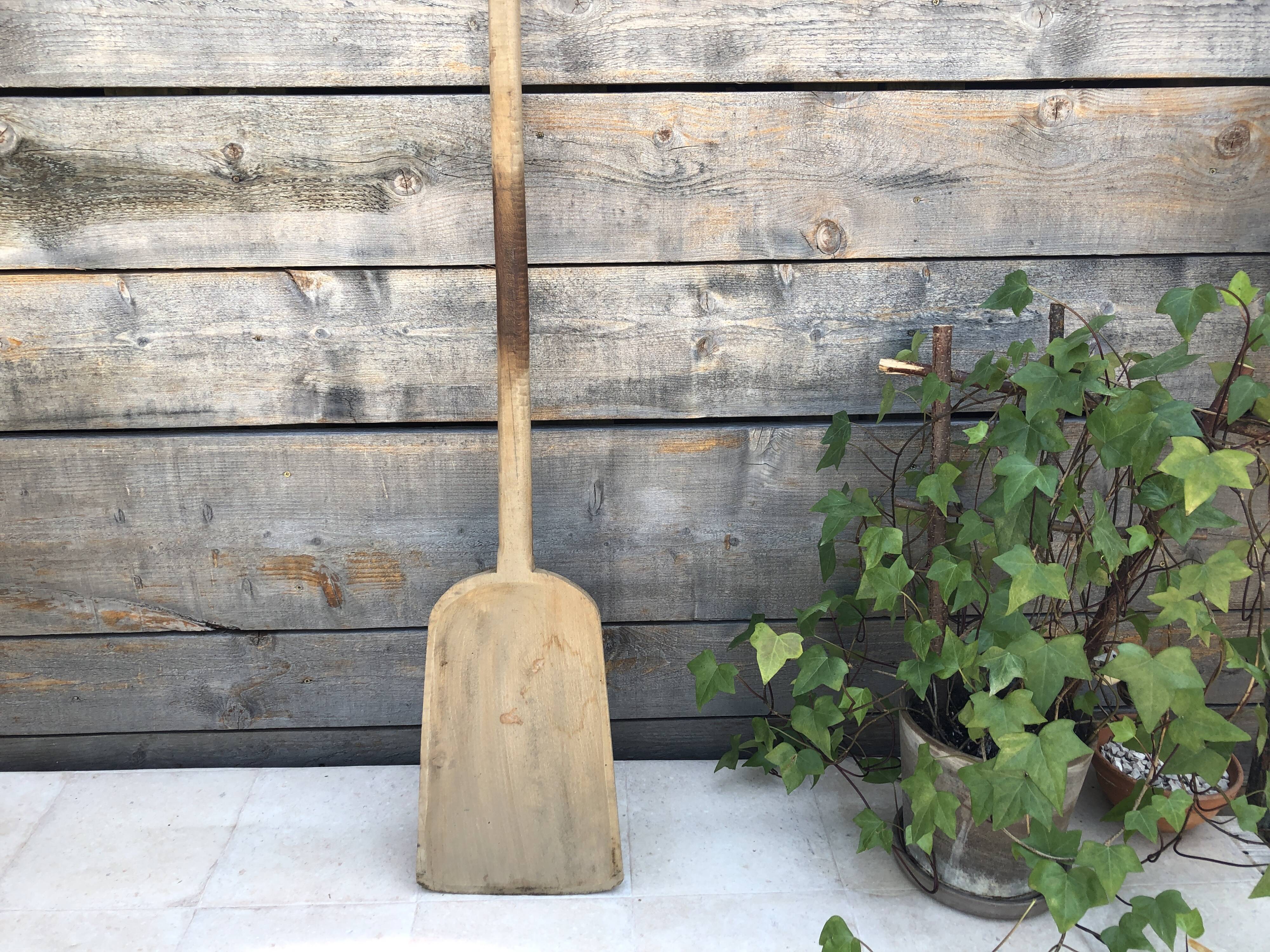 Grain shovel