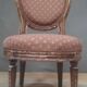 Chaise basse de style Louis XVI