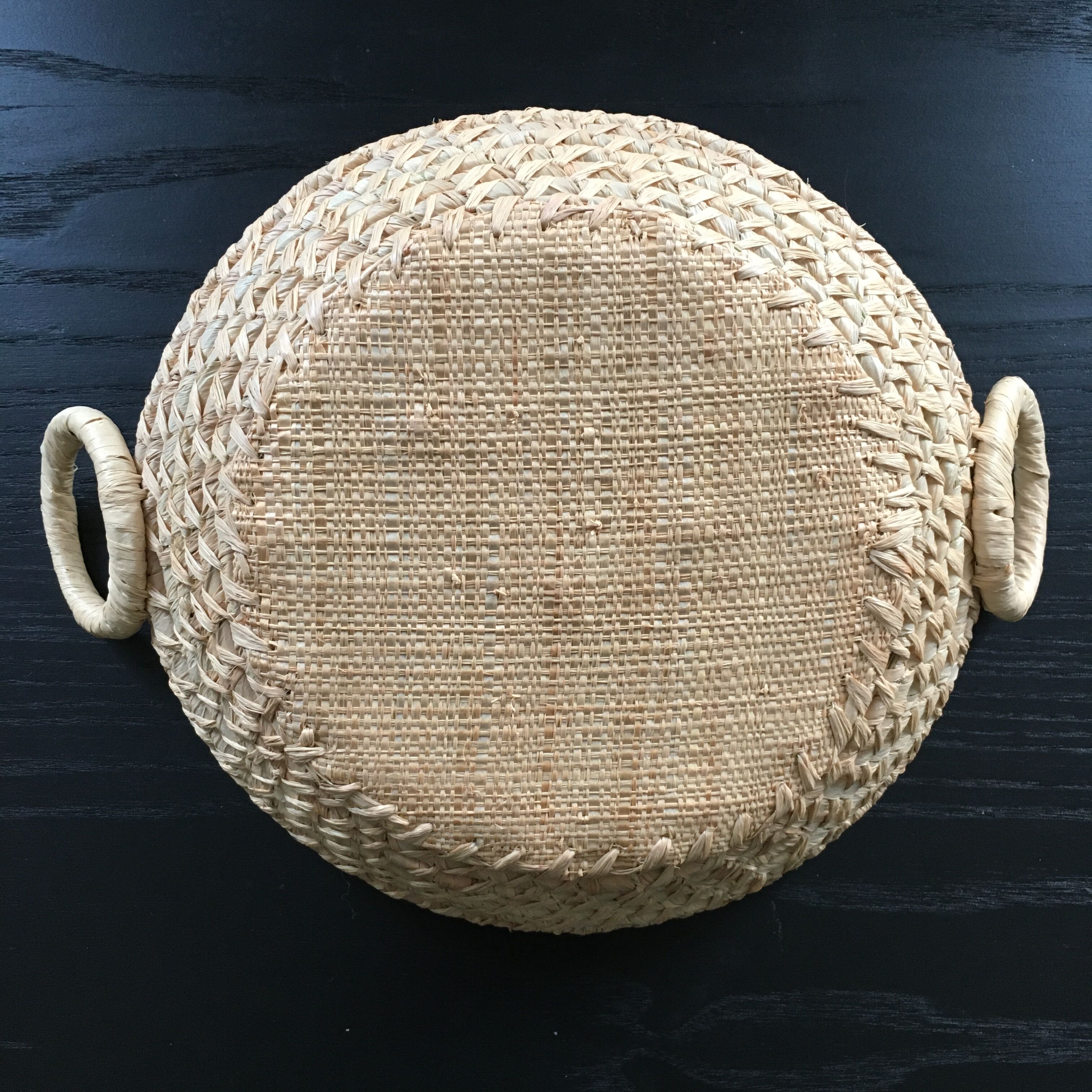 Straw basket leaf decoration
