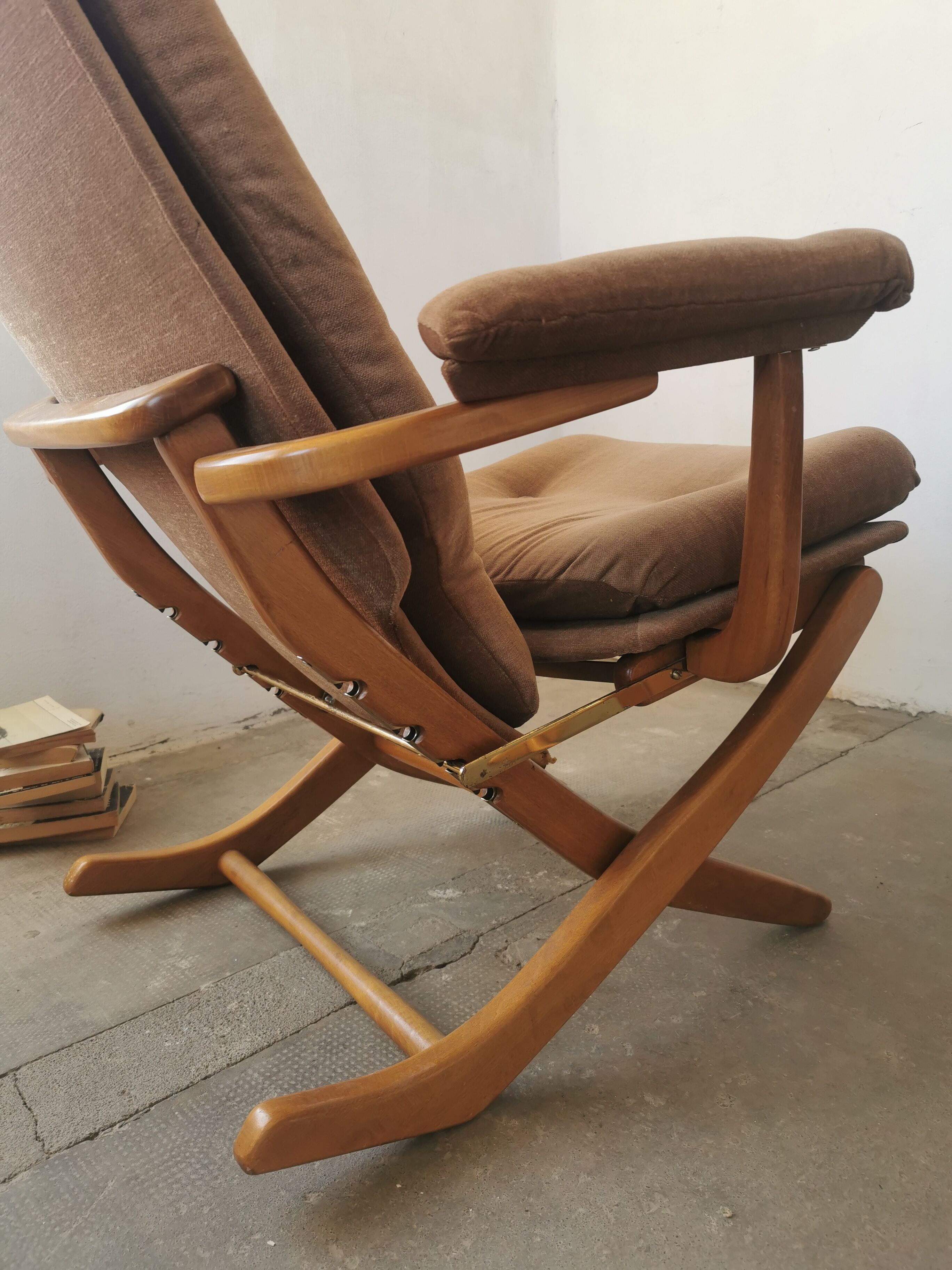 Relax armchair and its velvet ottoman from the 70s /80