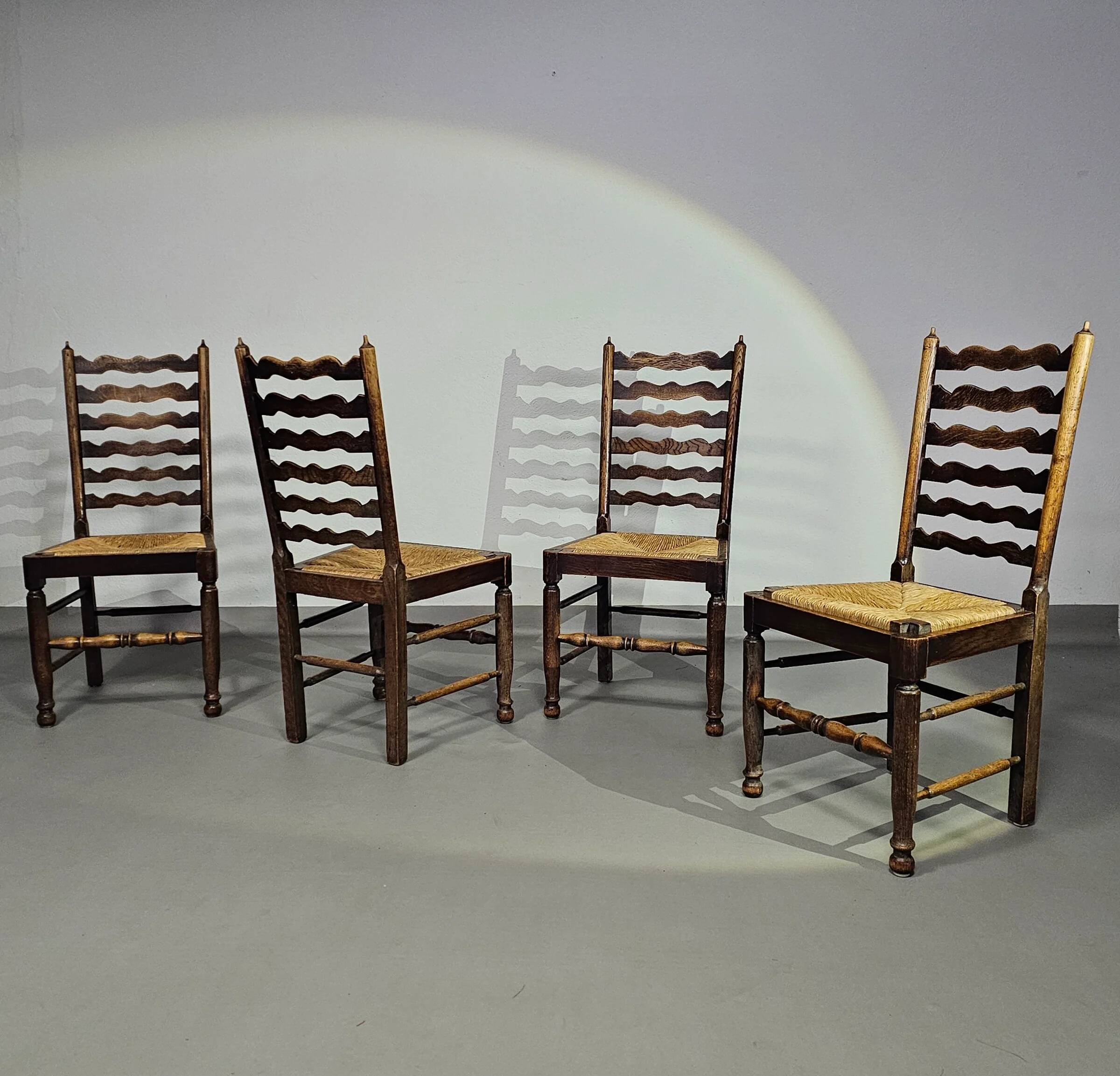 Ensemble de 4 chaises de salle à manger en chêne, rustiques, de ferme, à dossier en échelle avec sièges en jonc, années 1960