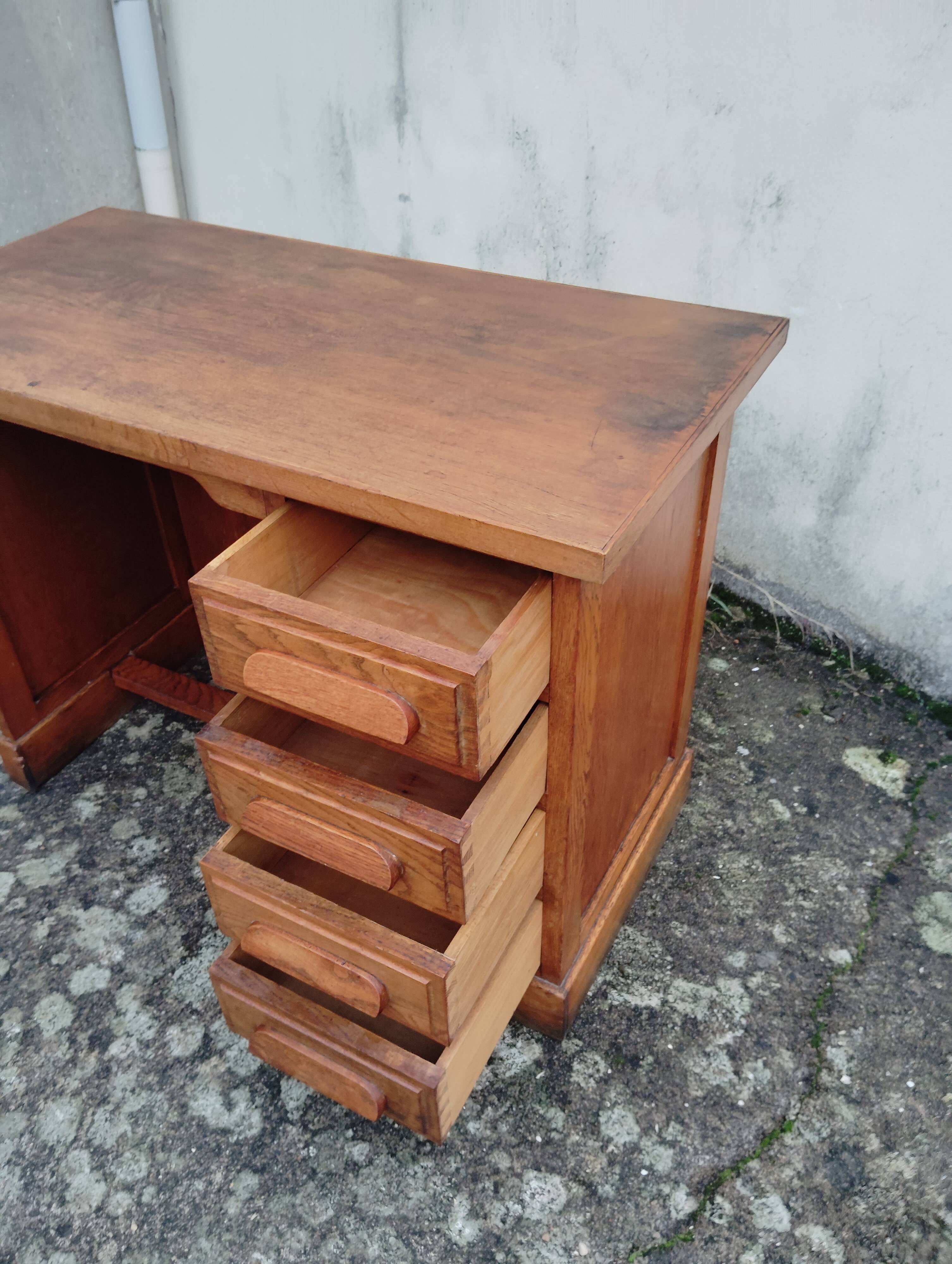 Mini teacher's desk with small footprint