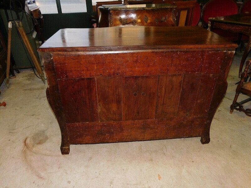 Commode Louis XV tombeau en noyer du XVIIème siècle