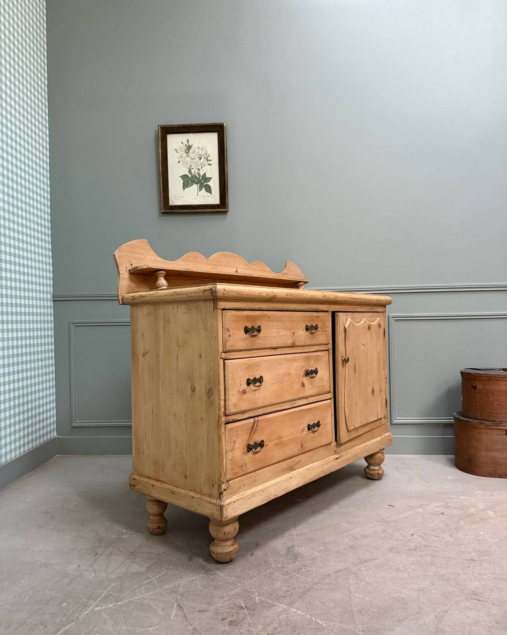 Large English chest of drawers (renovated)