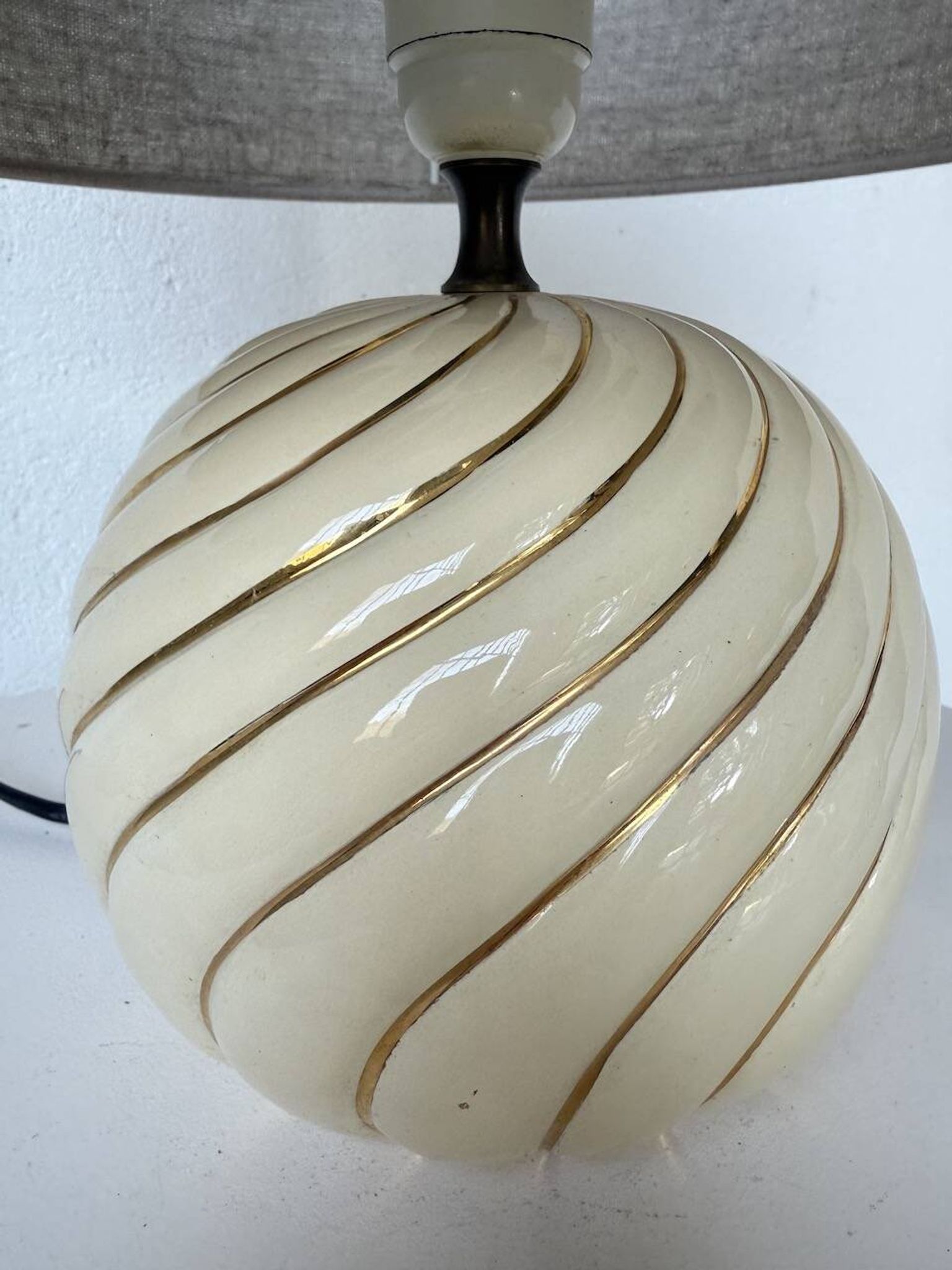 Lampe de table sphérique céramique ivoire et or Barbi
