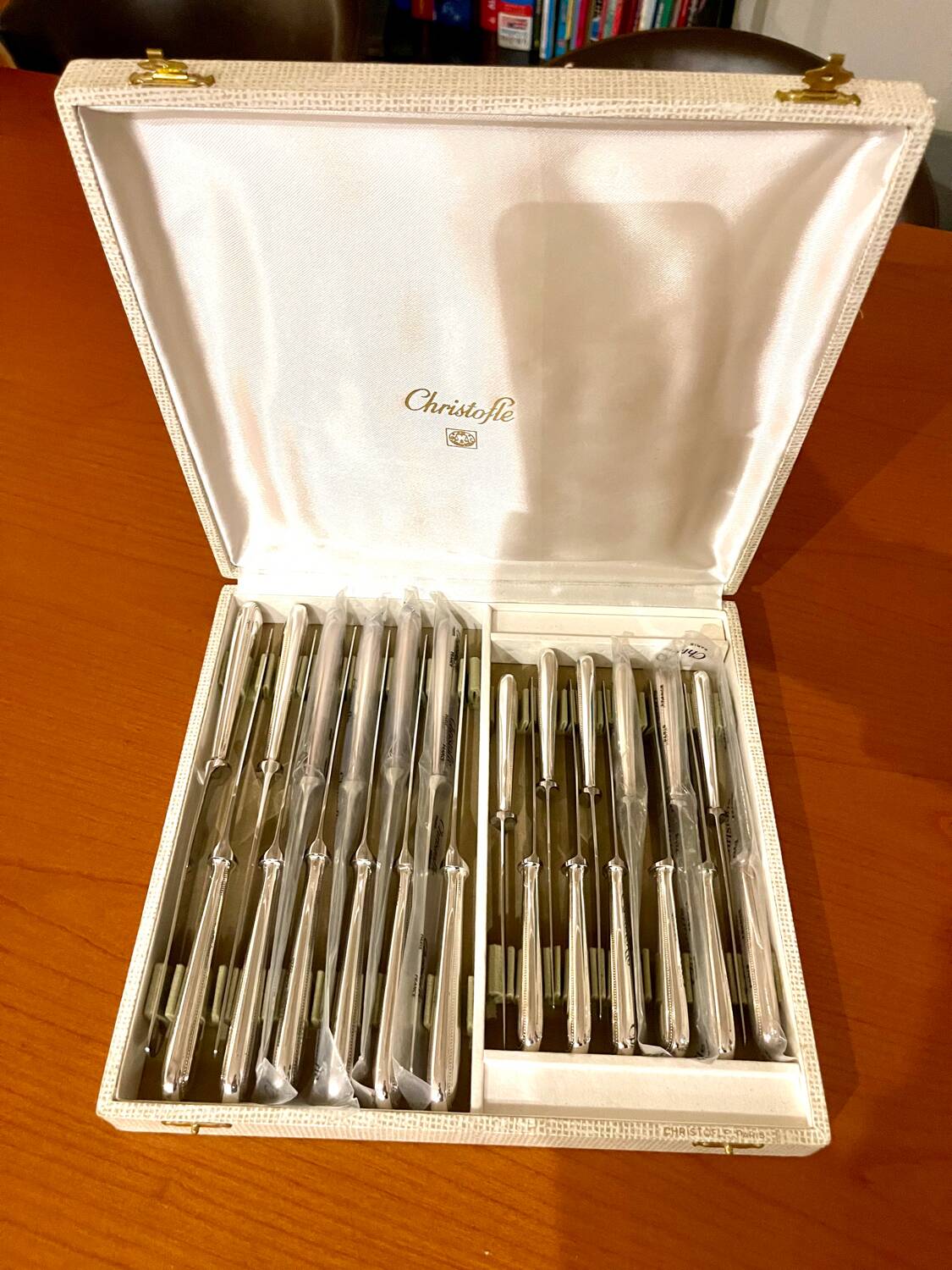 Christofle pearls, 24 knives excellent condition with box