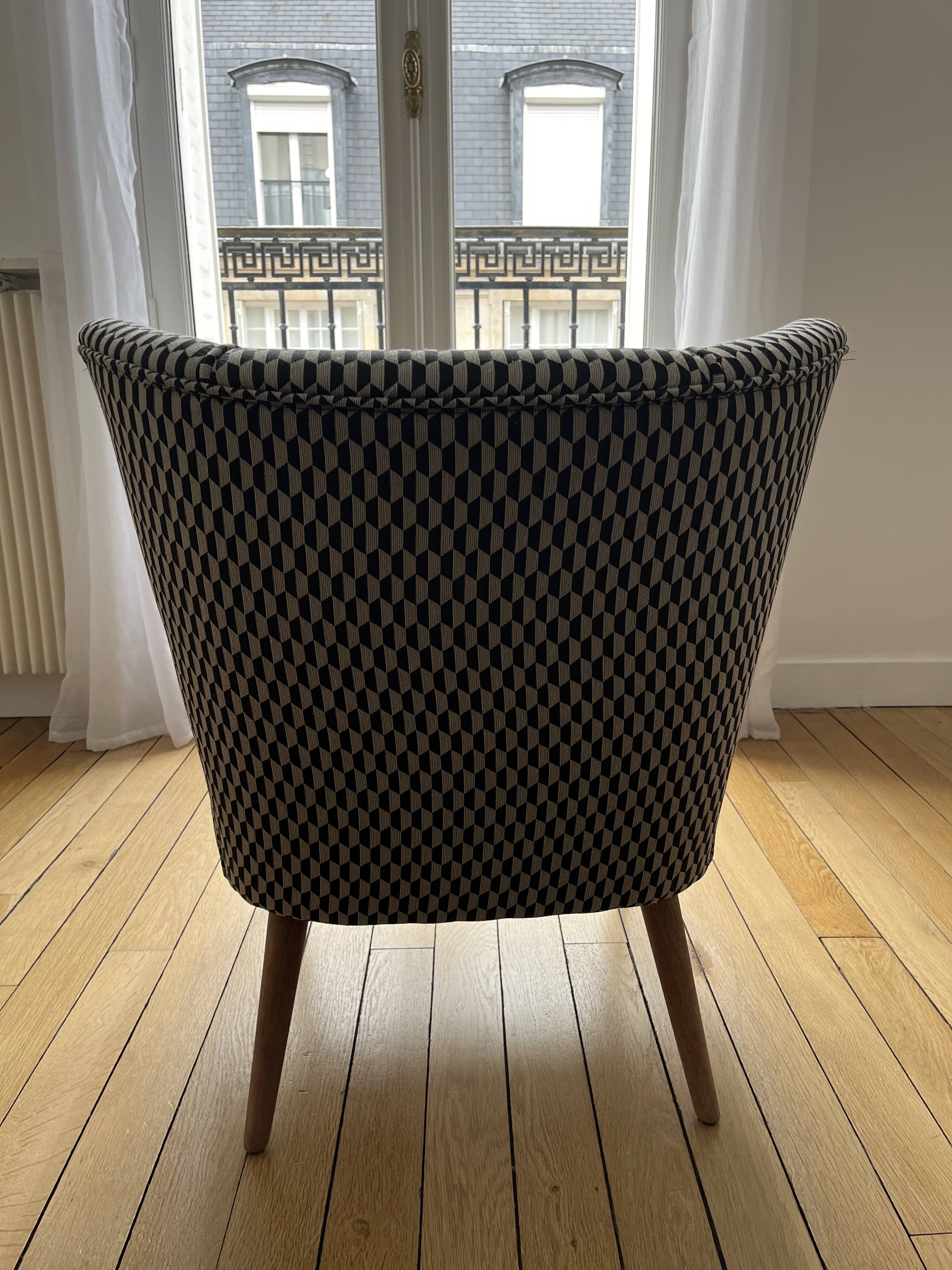 Vintage armchair – Black & white graphic patterns – Confident character