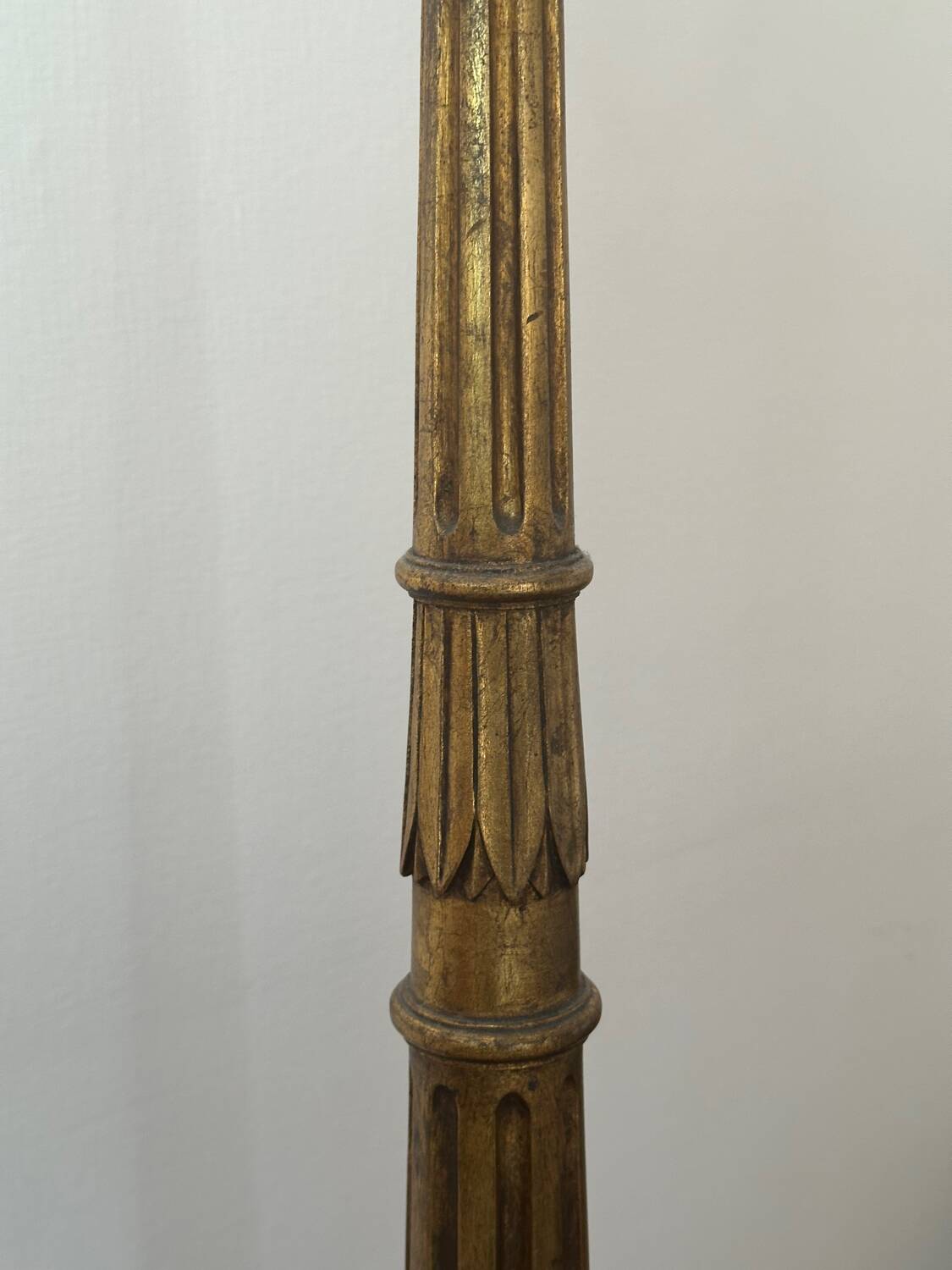 Lampadaire en bois doré Style Louis XVI