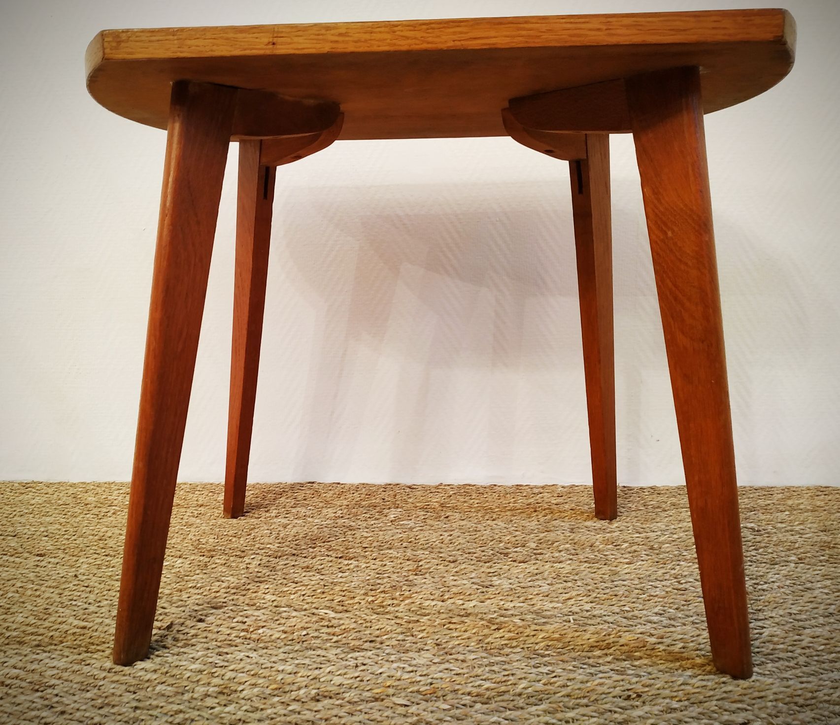 Coffee table spindle legs