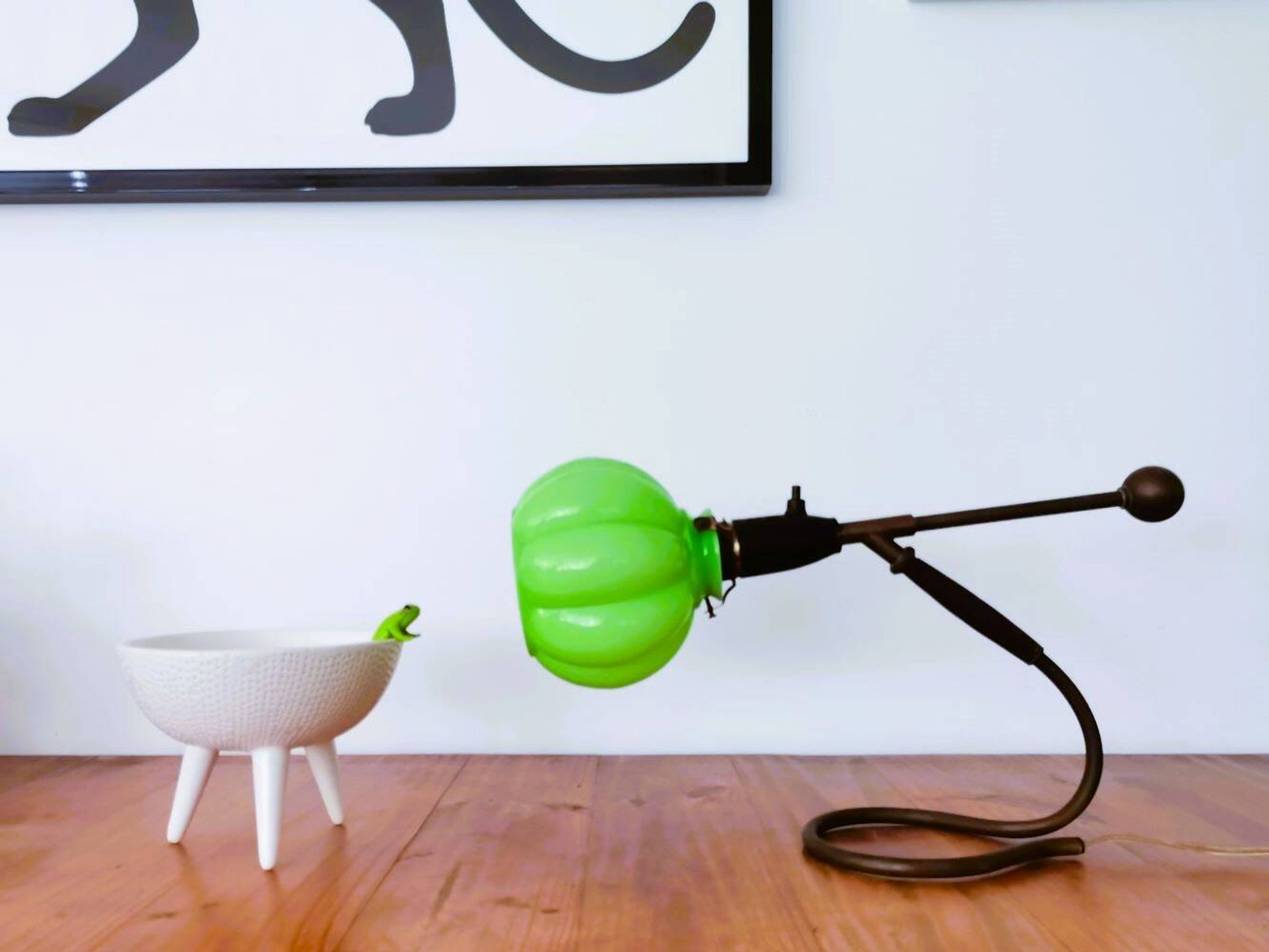 Lampe de table articulée moderniste en verre et laiton à boîtier vert