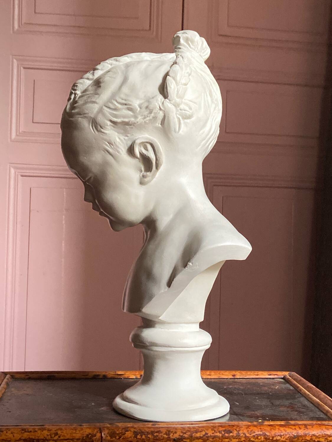 Sculpture en plâtre, buste d’enfant la boudeuse