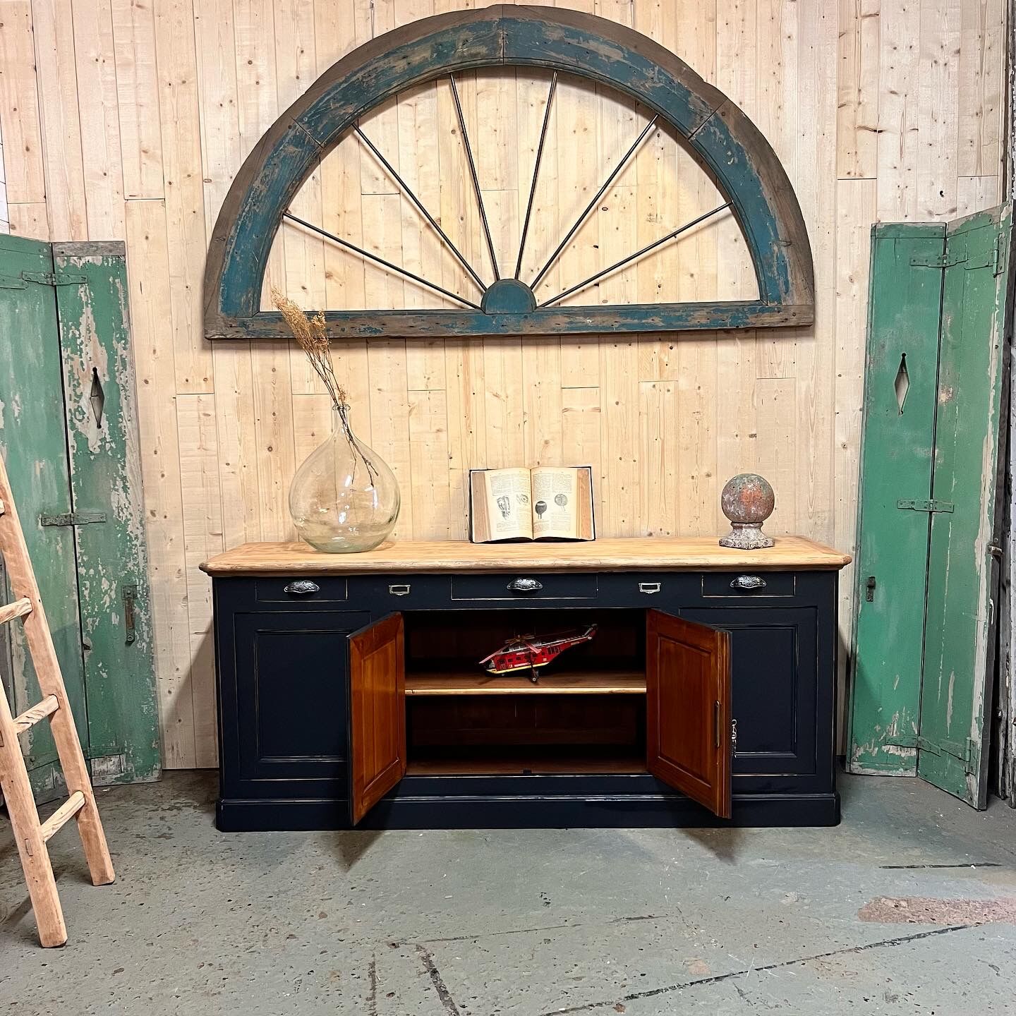 Ancien buffet de commerce