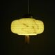 Lampe à pendentif Art Déco avec suspension en laiton et abat-jour en verre marbré.