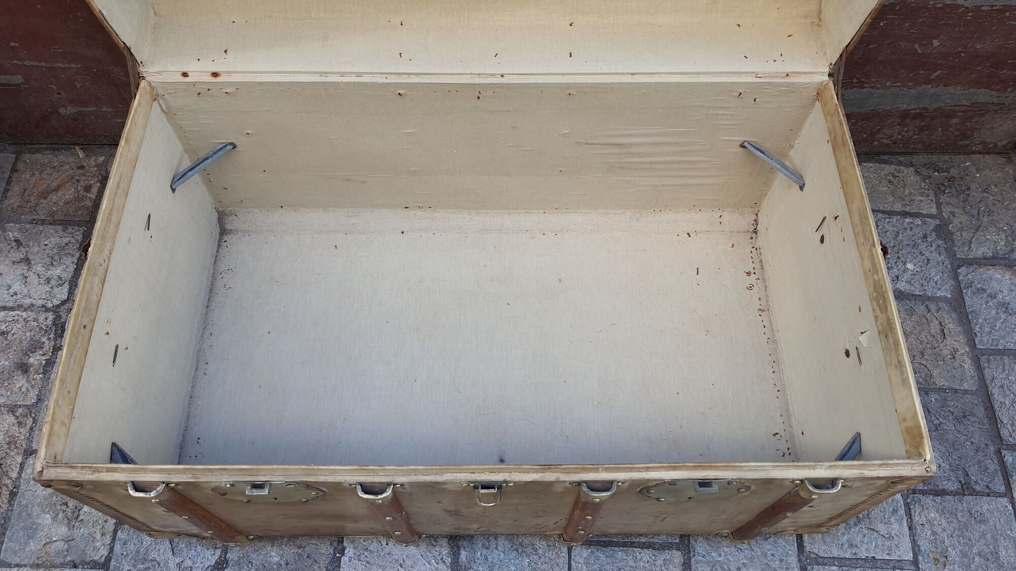 Malle auto travel trunk made of pigskin