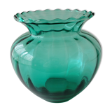 Vase en verre émeraude bord dentelé