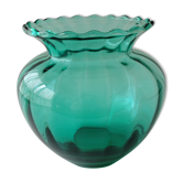 Vase en verre émeraude bord dentelé