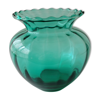 Vase en verre émeraude bord dentelé