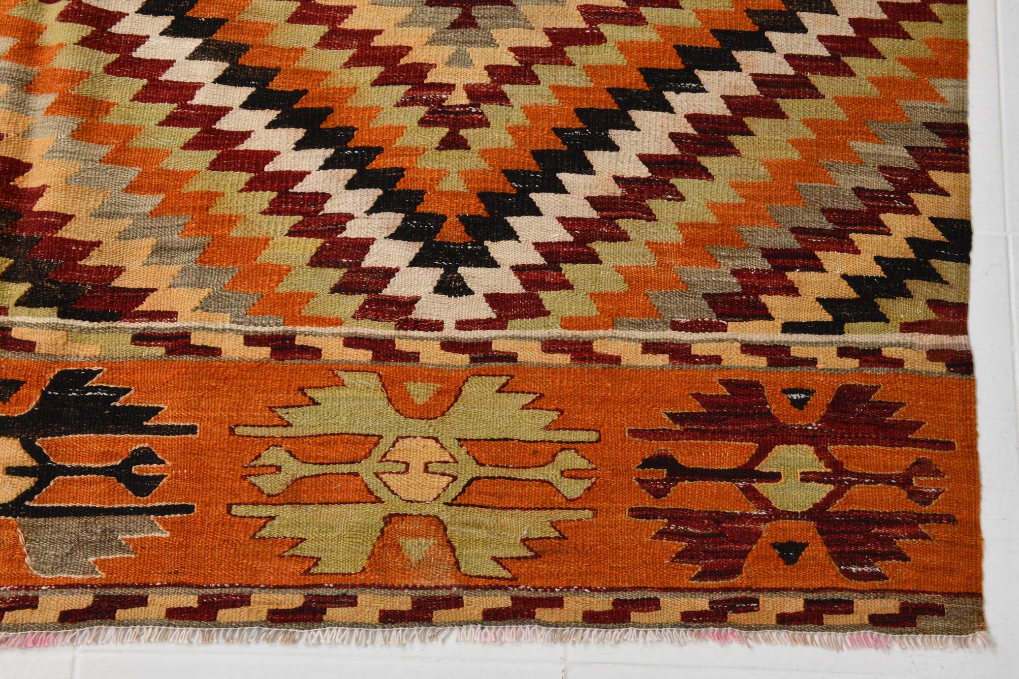 Tapis Kilim en laine fait main tribal noir orange 6x8