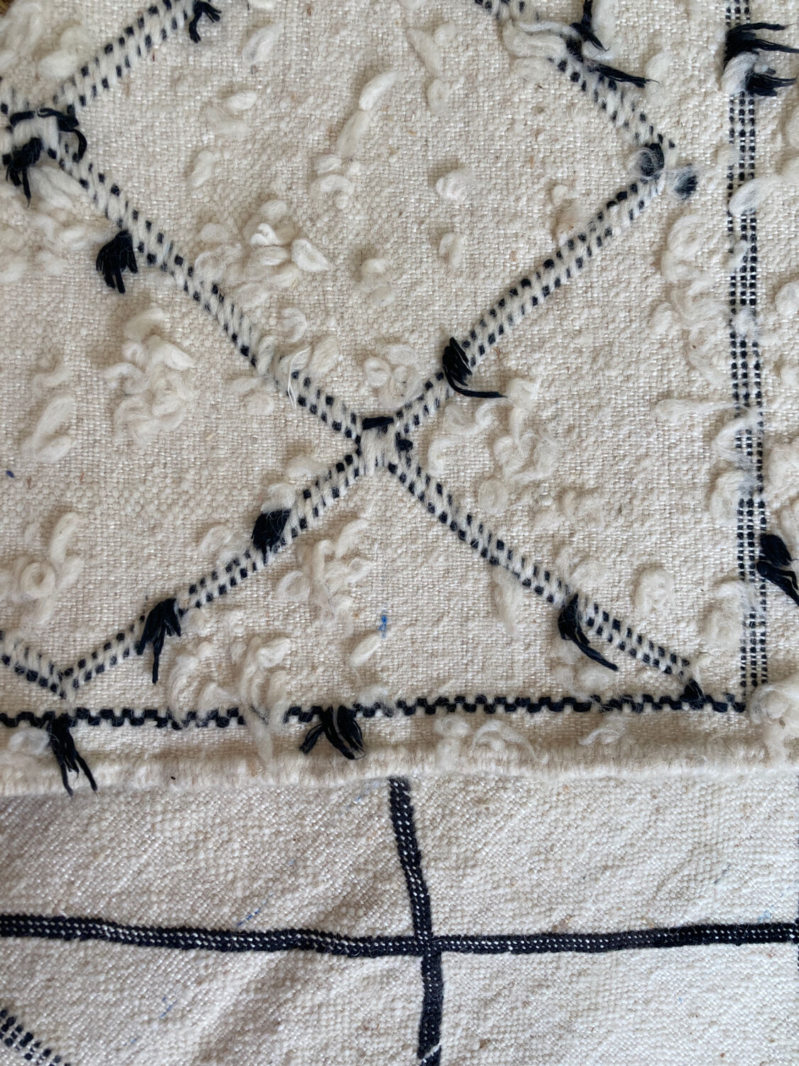 Berber rug 134x108 Azilal in beige ecru Moroccan wool with black diamonds