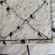 Tapis berbère 134x108 Azilal en laine marrocain écru beige avec losanges noirs