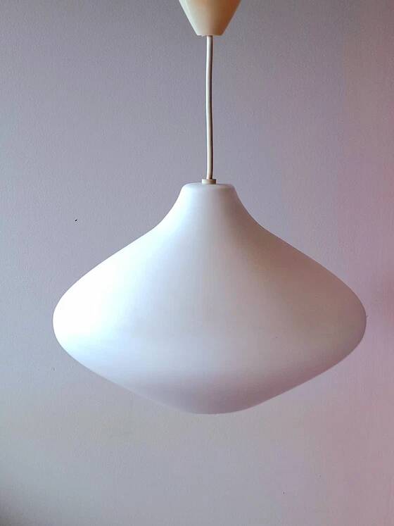 Suspension scandinave oignon en verre opalin 1950