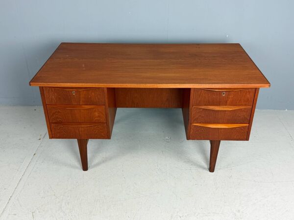 Bureau scandinave moderne en teck avec étagères intégrées au dos, 1960, Danemark
