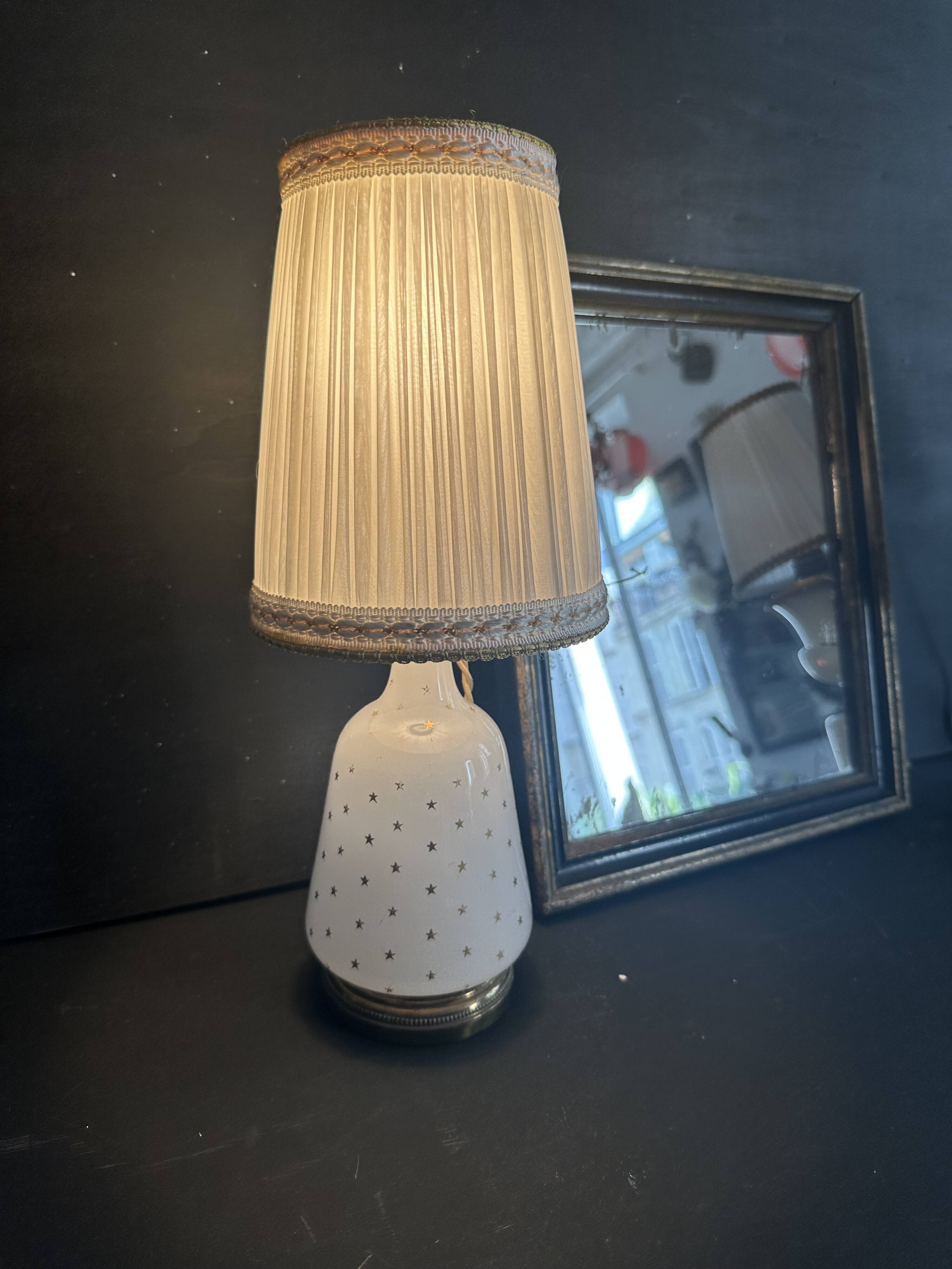 Lampe Napoléon III en opaline blanche aux étoiles dorées