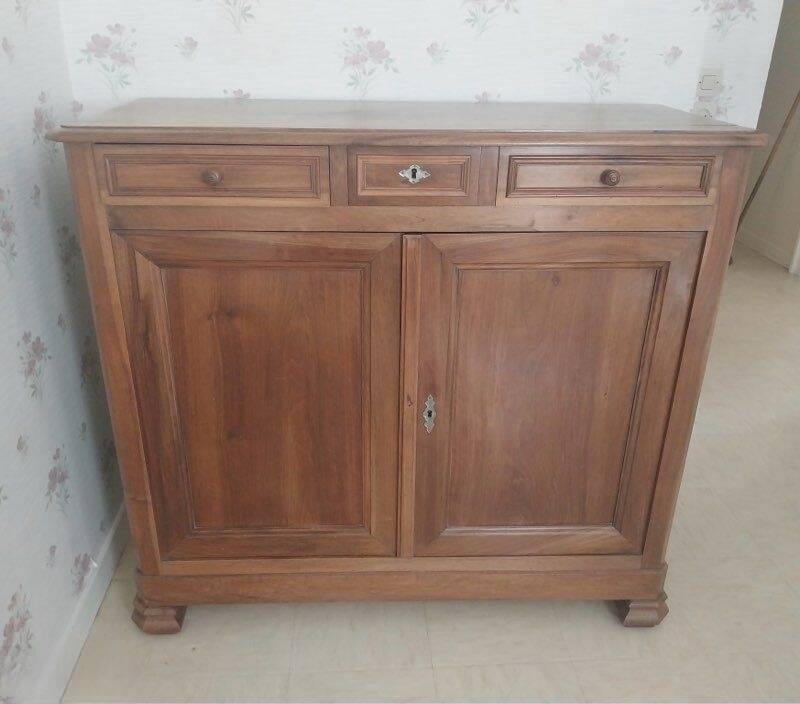 Wooden chest of drawers