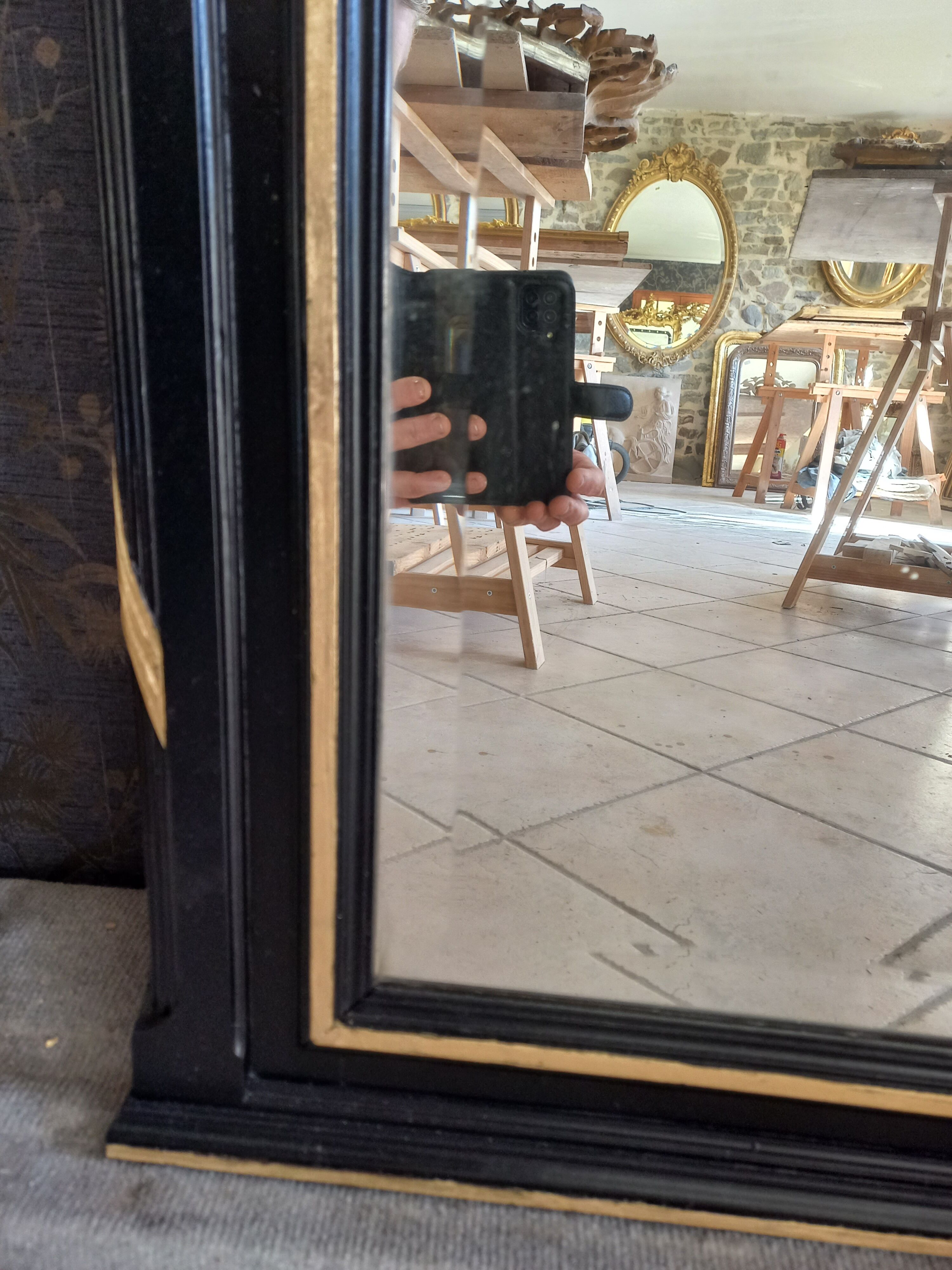 Miroir Napoléon III laqué noir et or 130 x 99cm