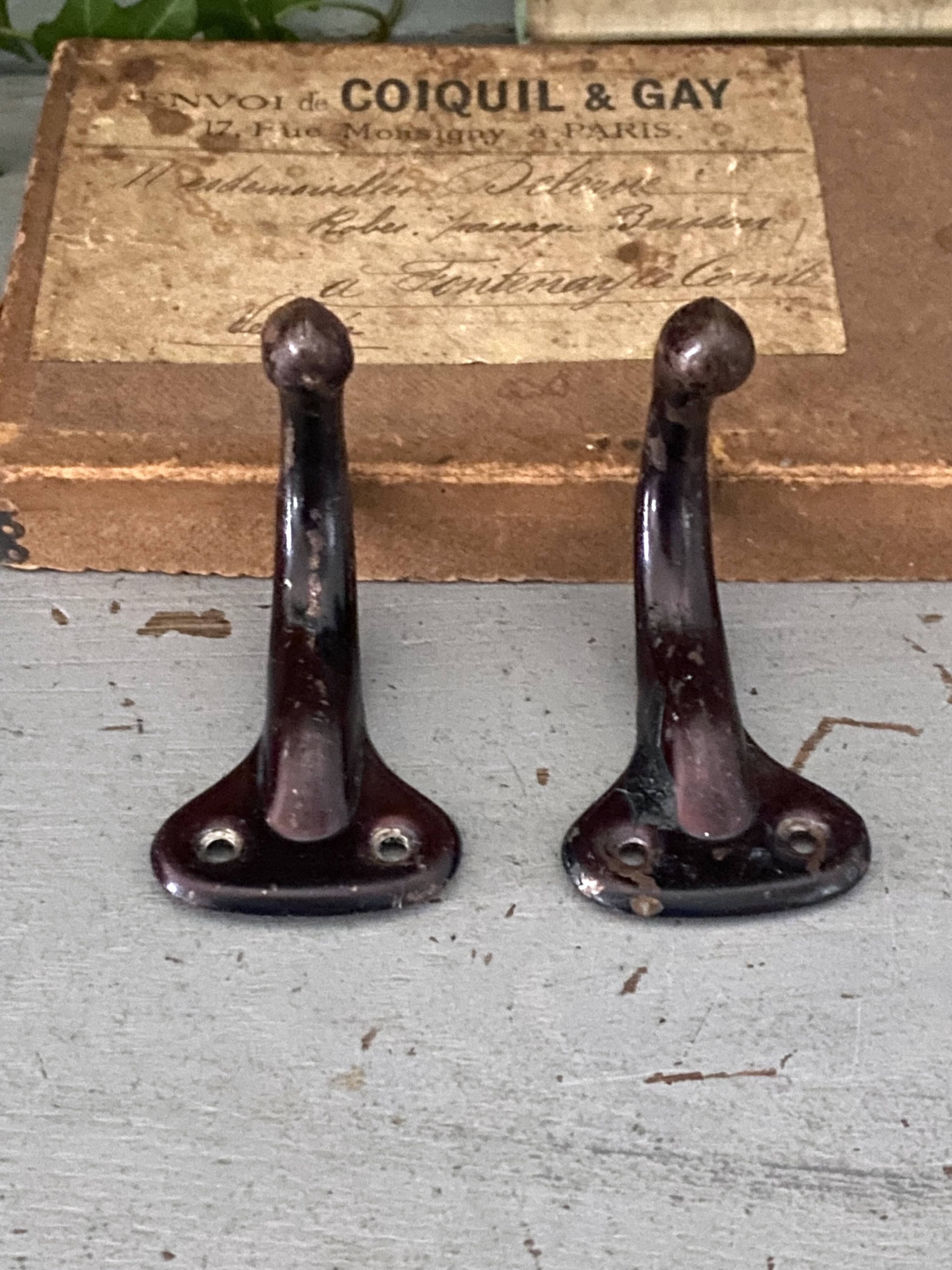 Paire de crochets métalliques