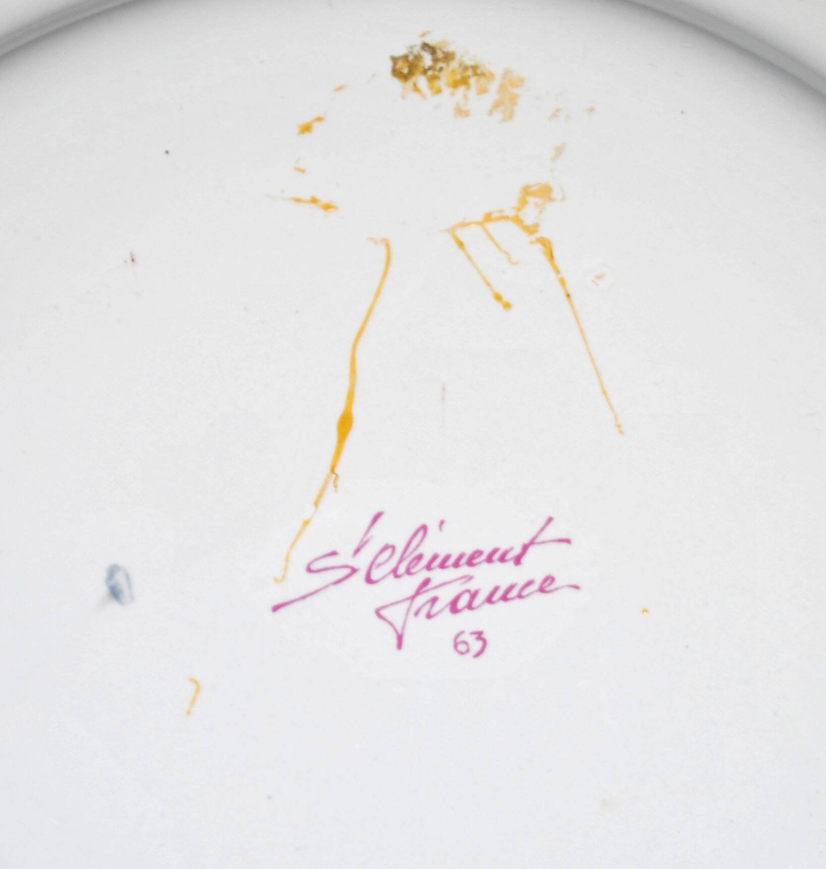 Saint-Clément earthenware rooster plate with floral medallion and ribbon decoration