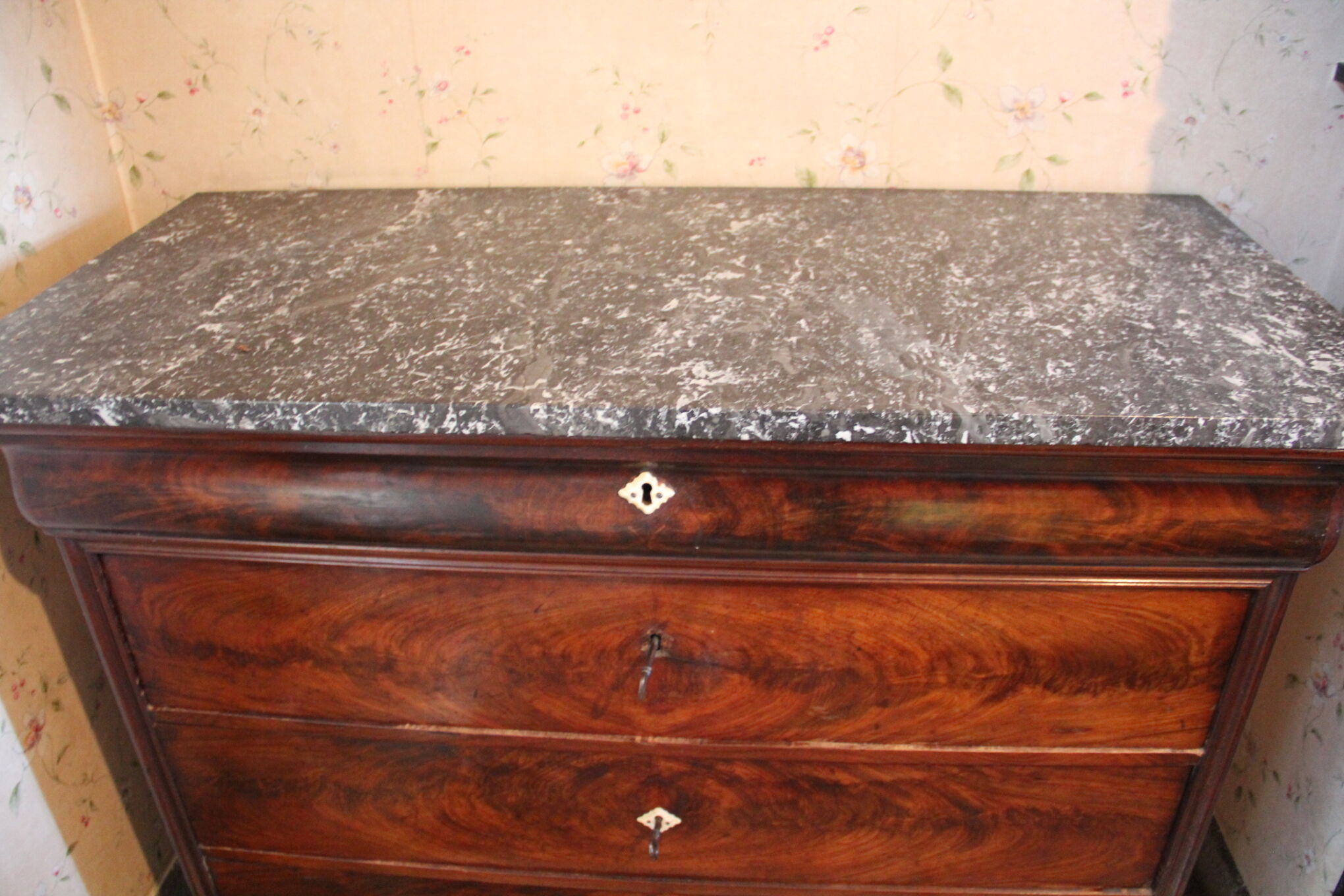 Rare Belle Commode anglaise 19ème en acajou. 5 Tiroirs. Très originale par ses 4 rangs de tiroirs de hauteurs différentes - Ameublement Rare Belle Commode anglaise 19ème en acajou. 5 Tiroirs. Très originale par ses 4 rangs de tiroirs de hauteurs différentes - Ameublement