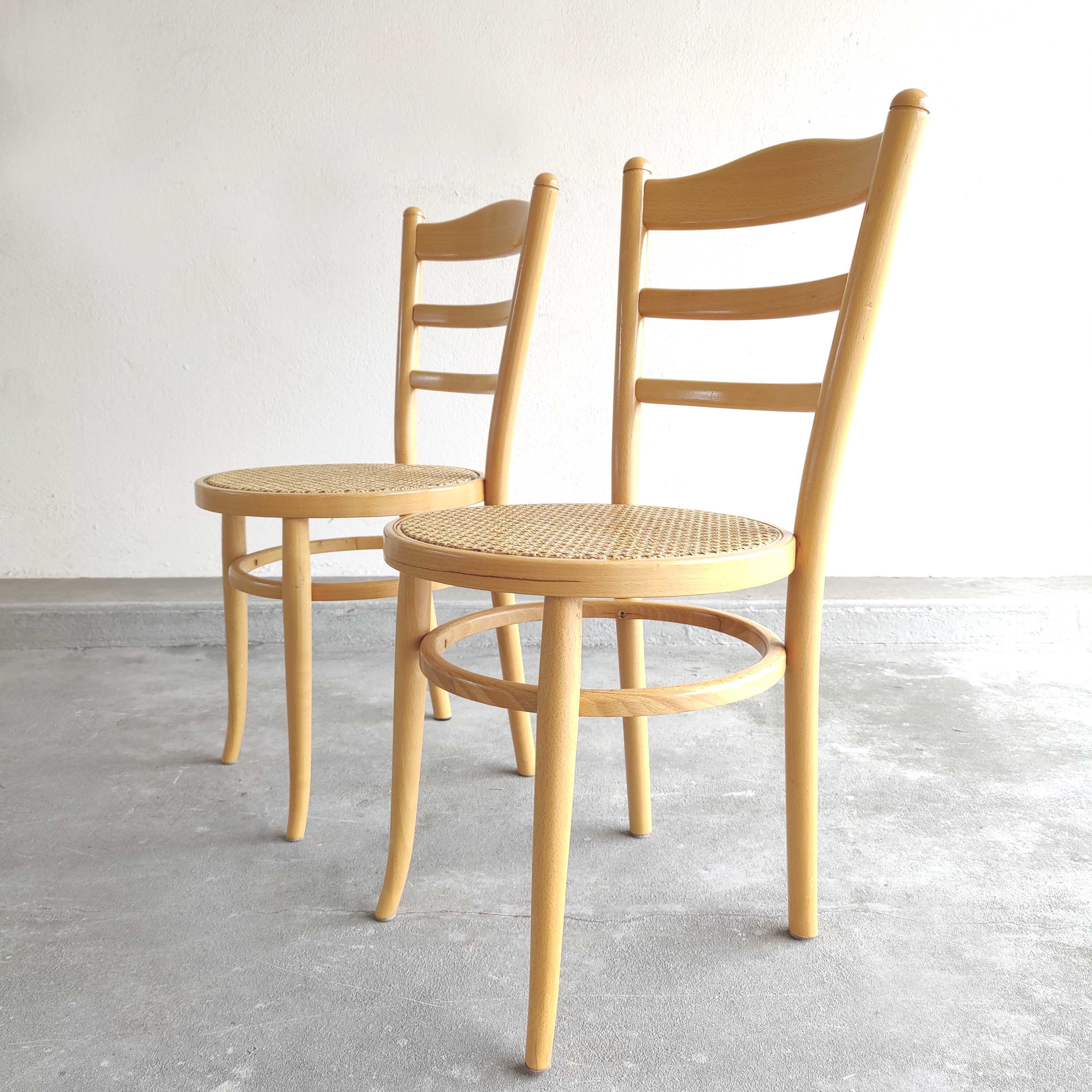 Paire chaises Baumann bois clair et cannage