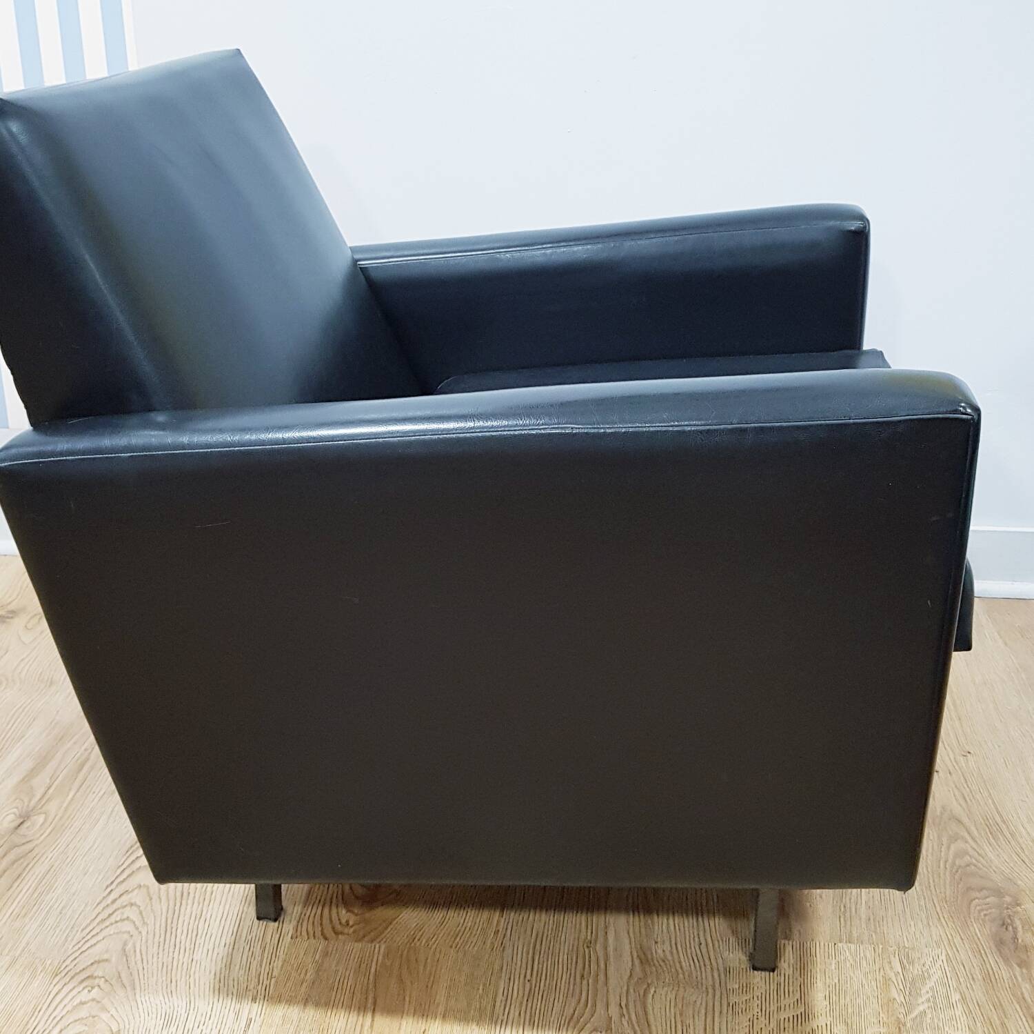 Fauteuil en skaï noir, années 1960
