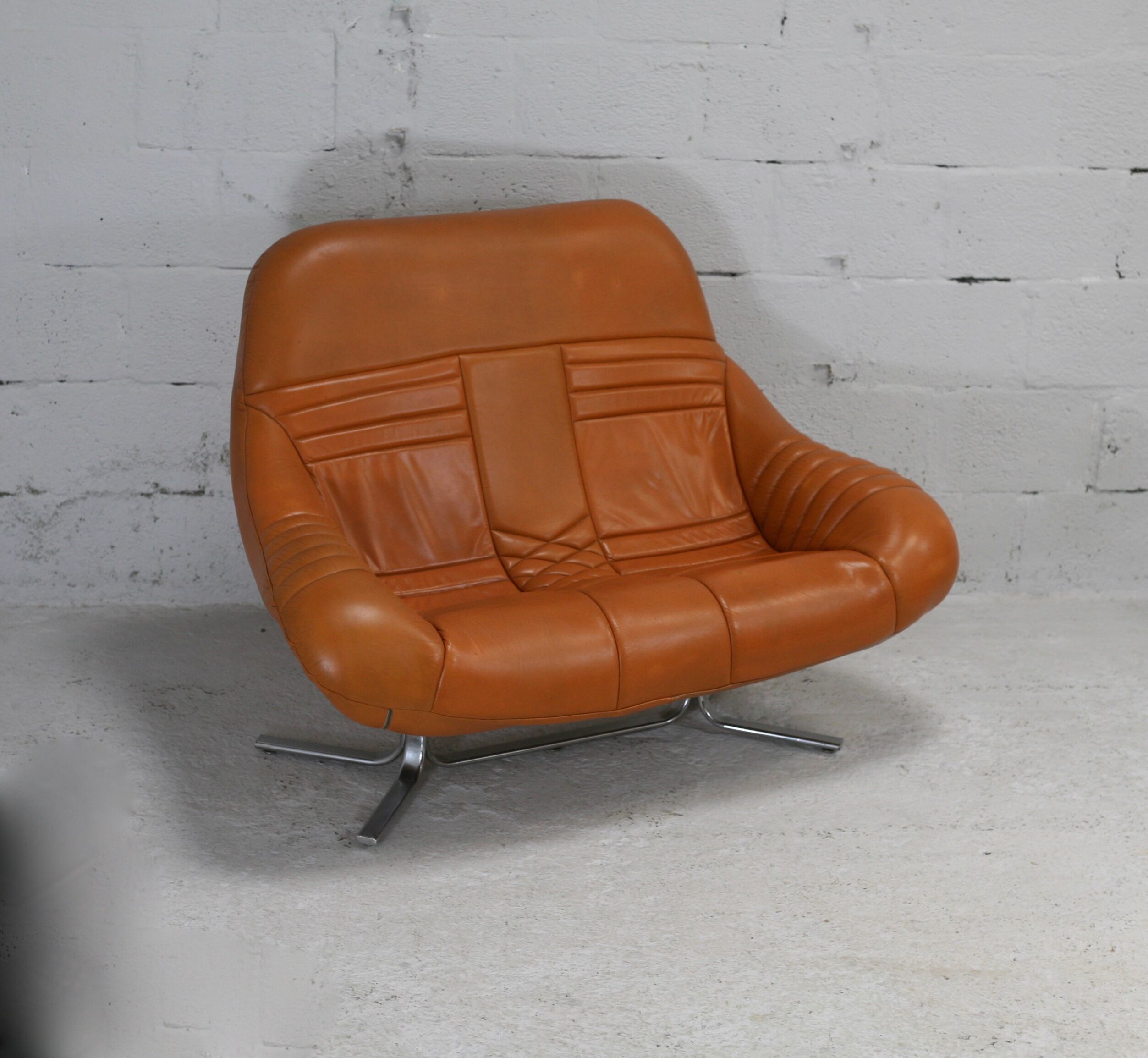 Sofa "space age". Leather, fiberglass, foam, steel. Circa 1970. Orange.