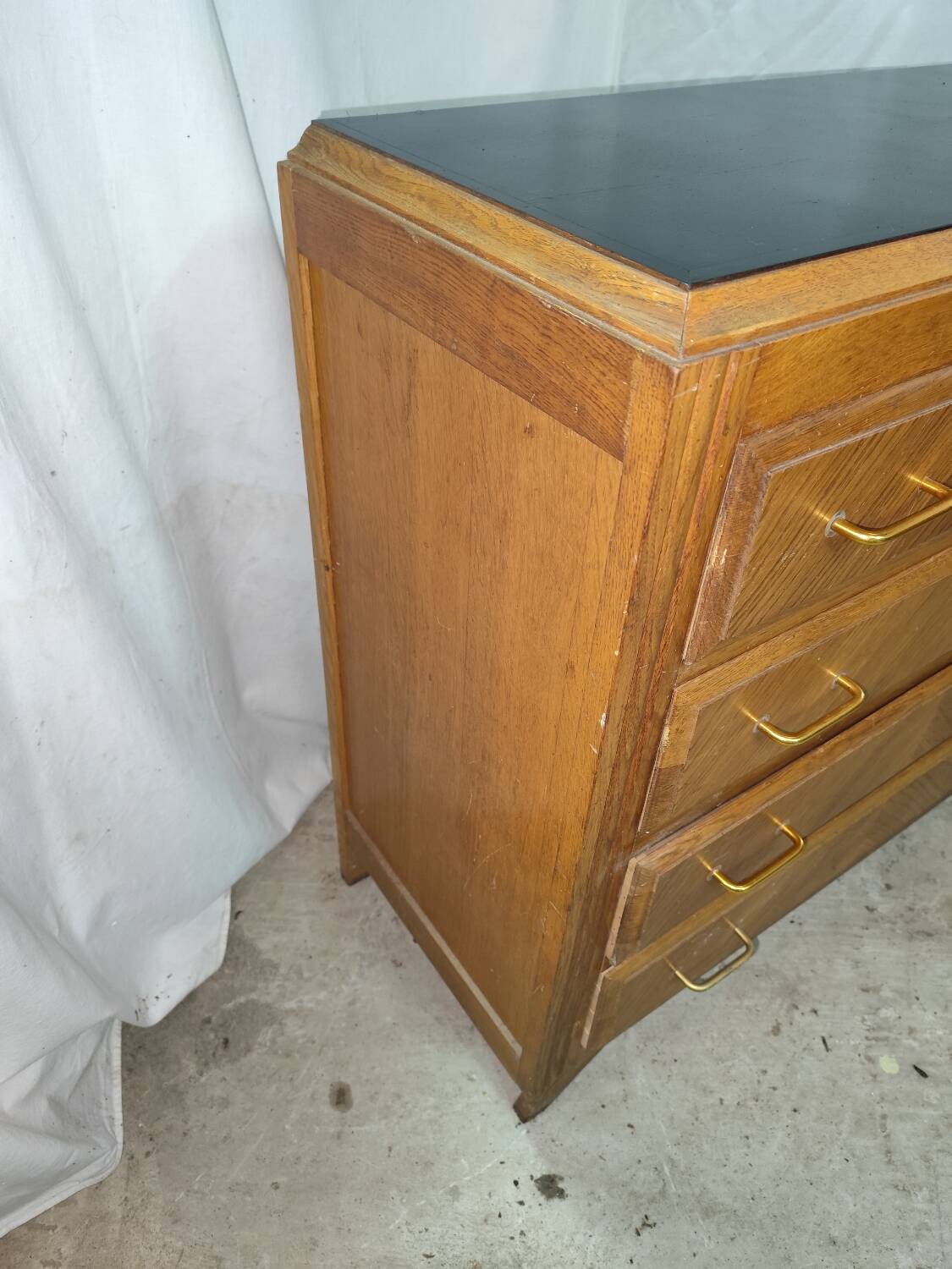 Pretty chest of drawers with 4 compass-legged oak veneer drawers