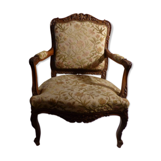 Fauteuil de style Louis XV en noyer blond