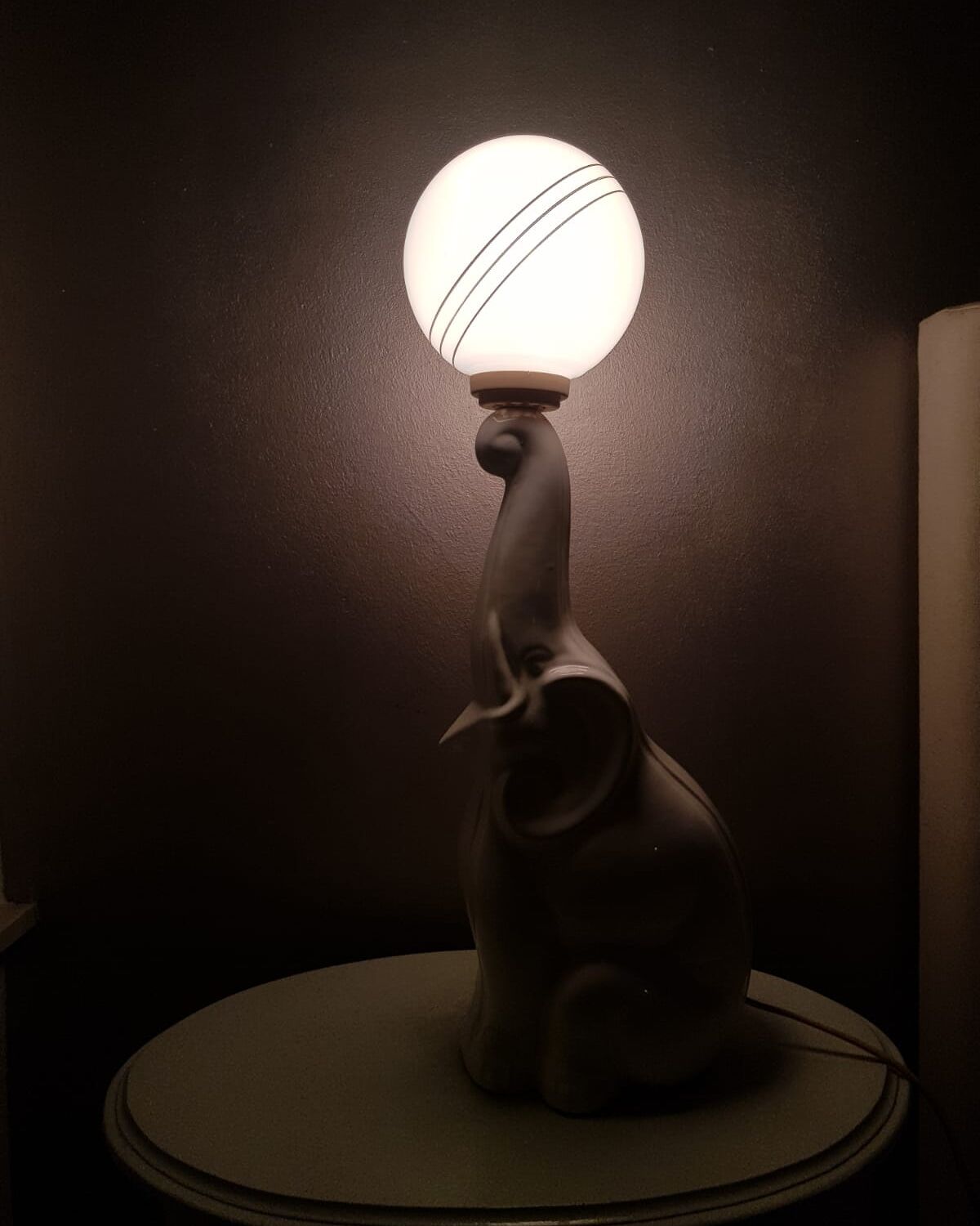 Vintage ceramic elephantlamp/table lamp with bol from the eighties