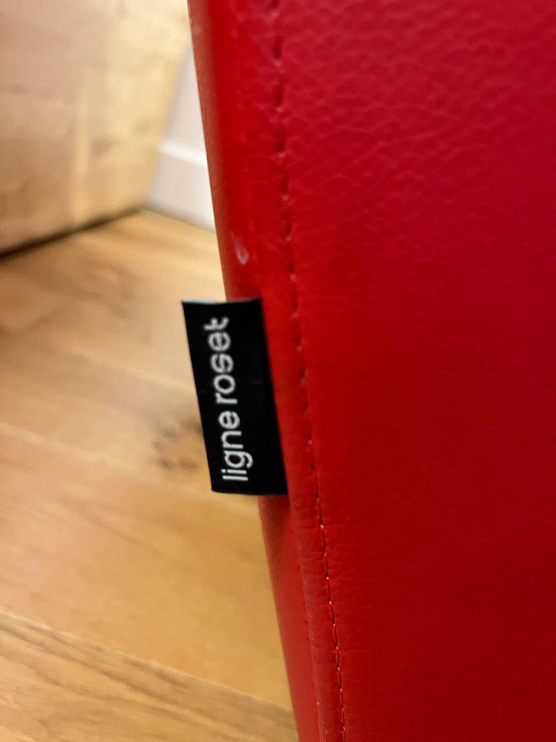 Rocking-chair en cuir rouge ligne roset