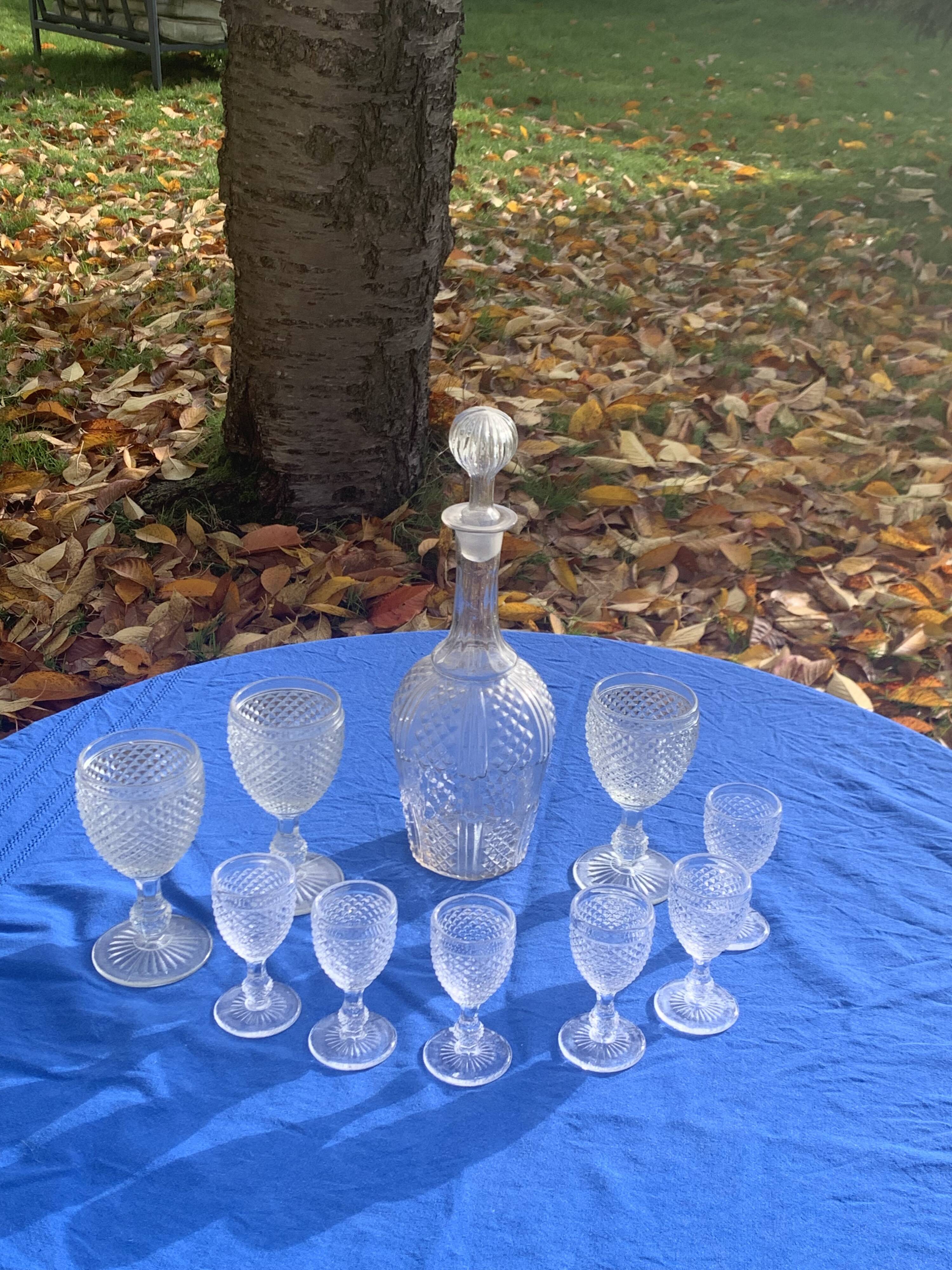 Elegant service consisting of a carafe, 3 wine glasses and 6 diamond pattern aperitif glasses