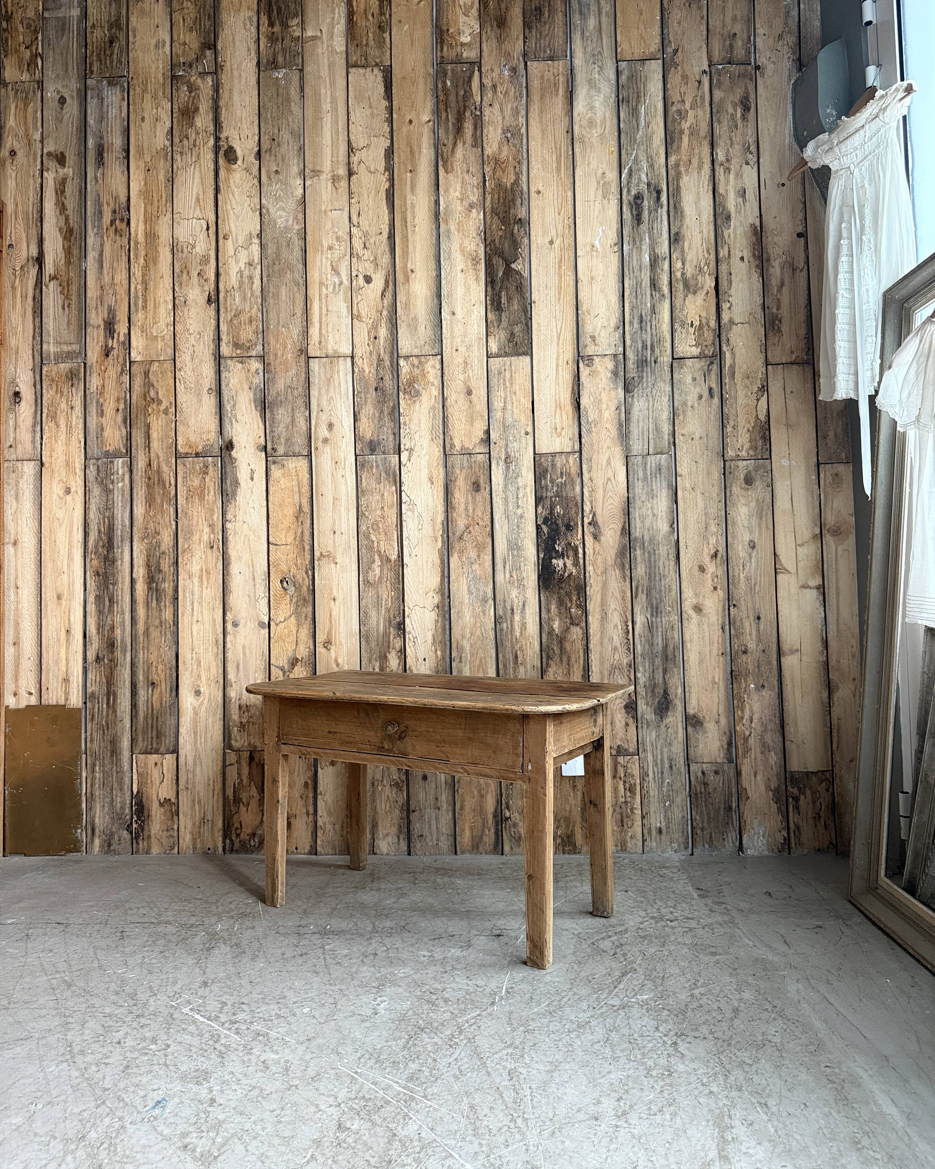 Petite console ou table de chevet en pin massif (rénovée)