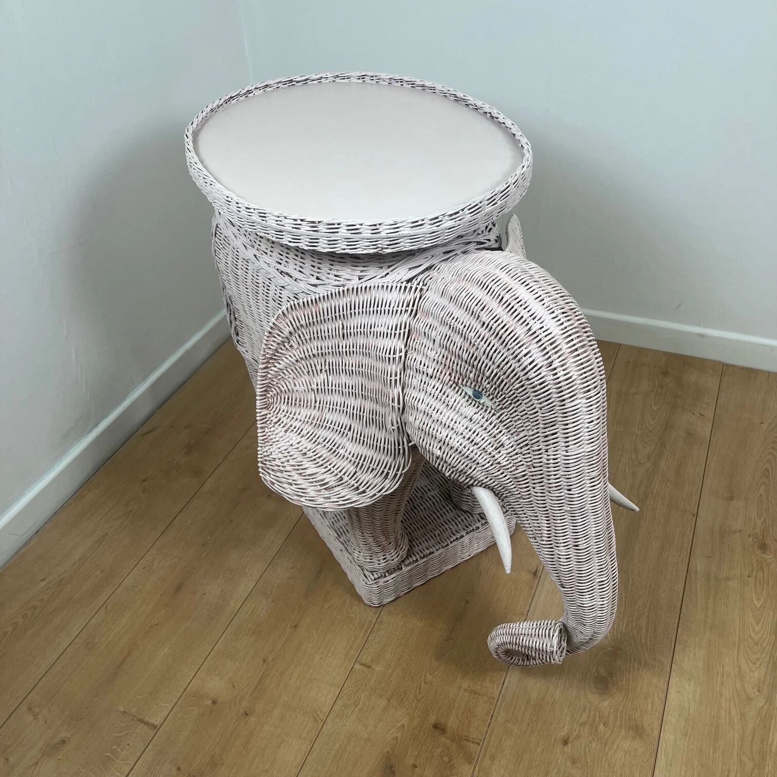 Vintage side table in rattan in the shape of an elephant, attributed to Vivai del Sud, Italy, 1960 - 1970.