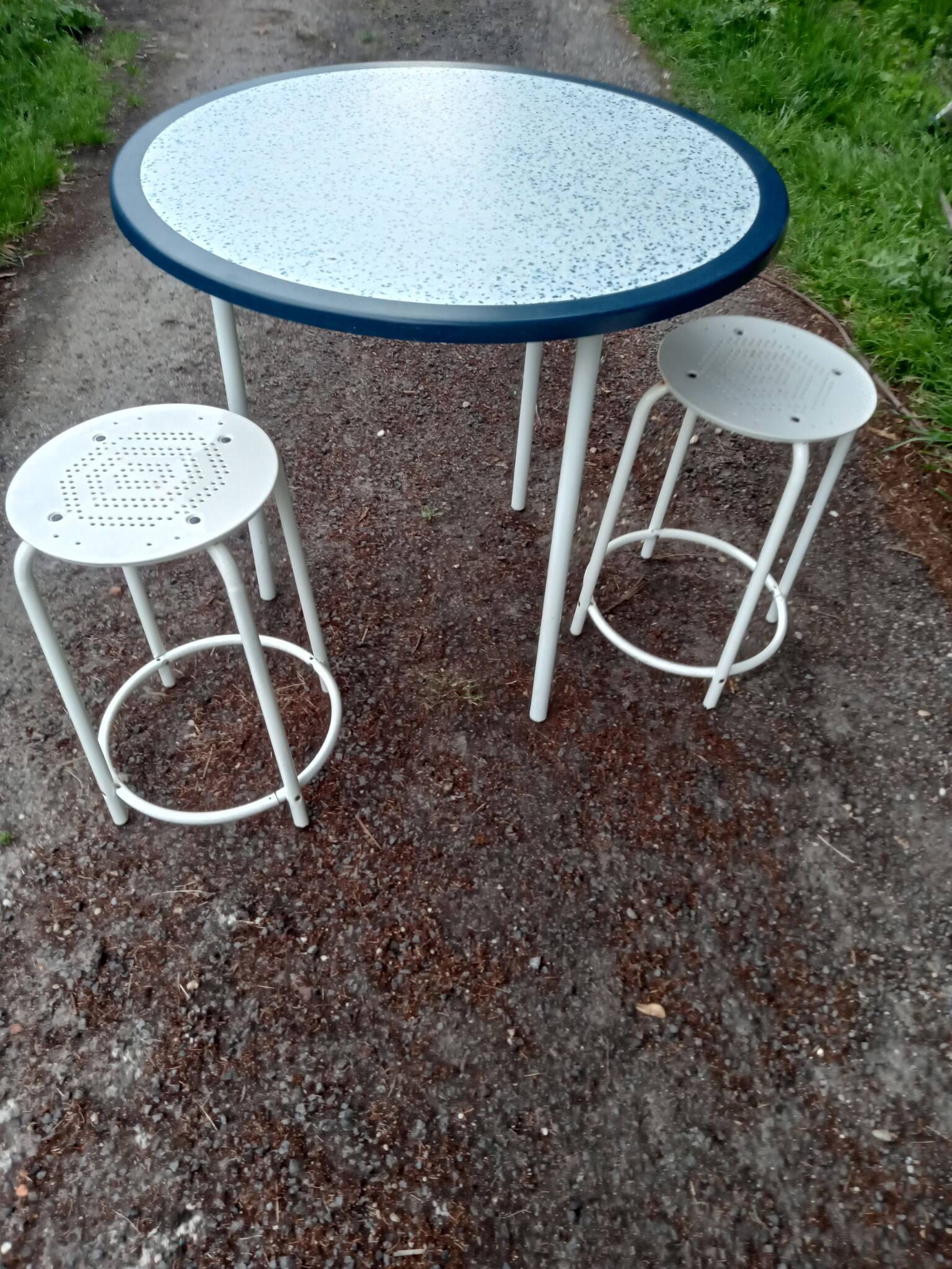 Table et 2 tabourets