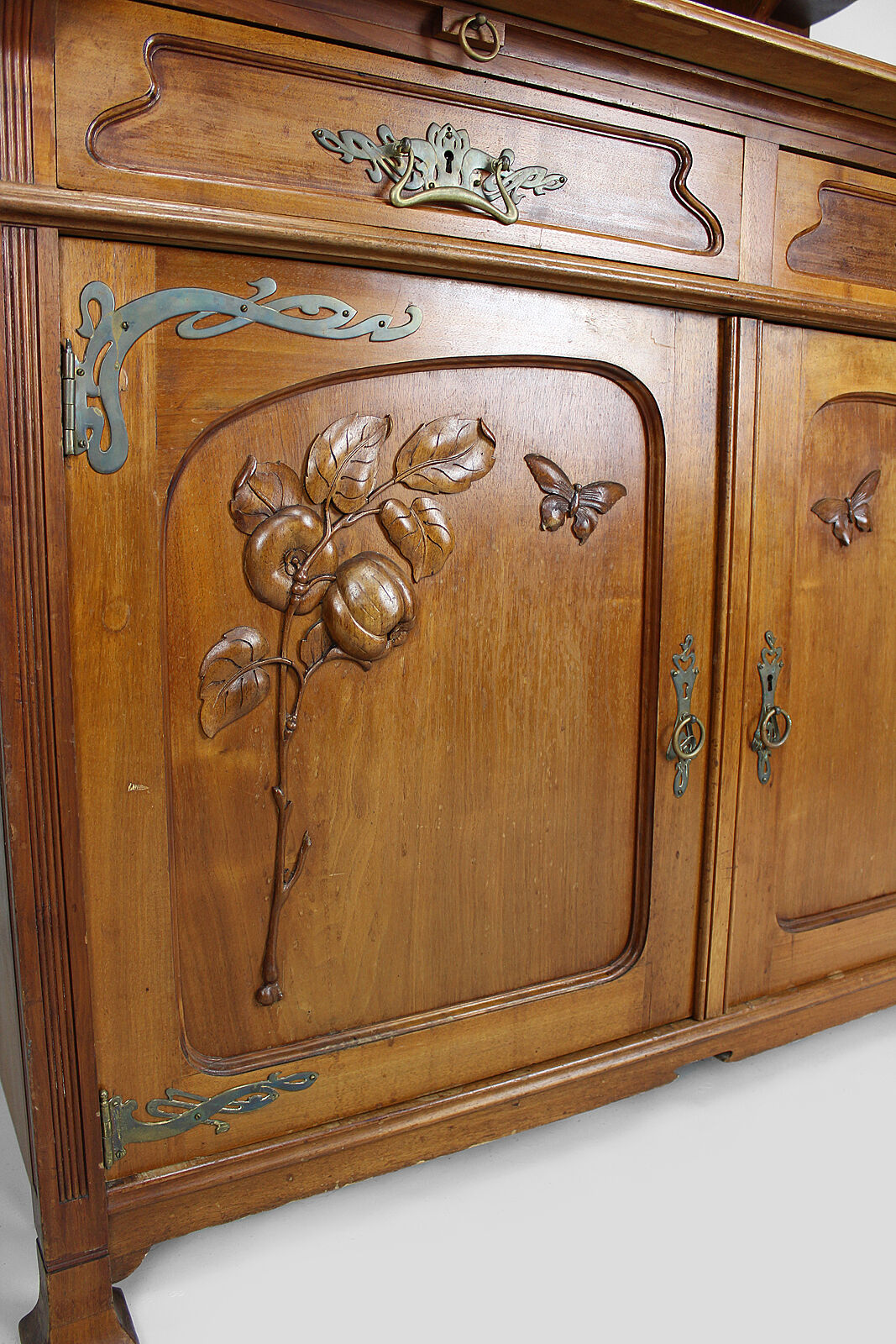 Buffet Art Nouveau en acajou sculpté et vitraux, vers 1900