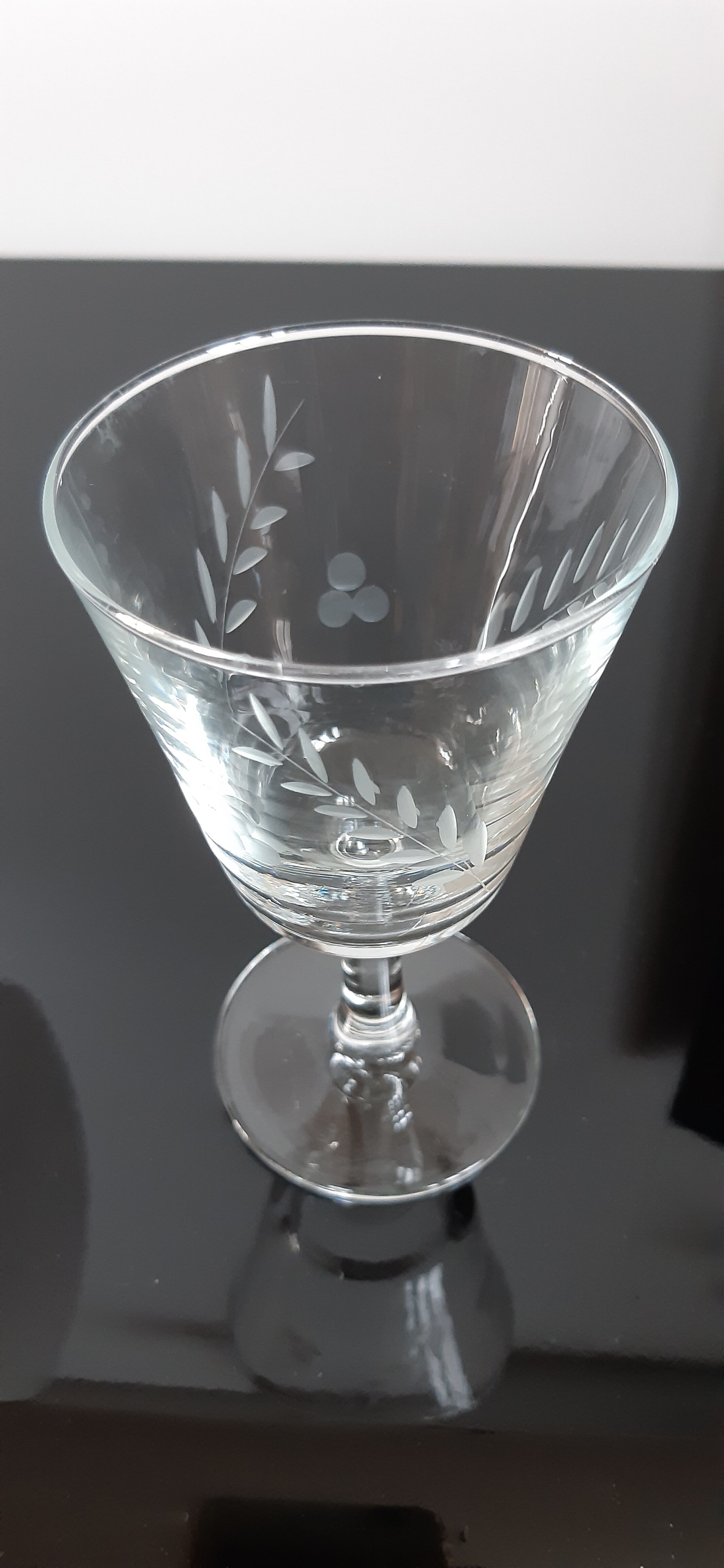 Set of 9 wine glasses in crystalline engraved 60s