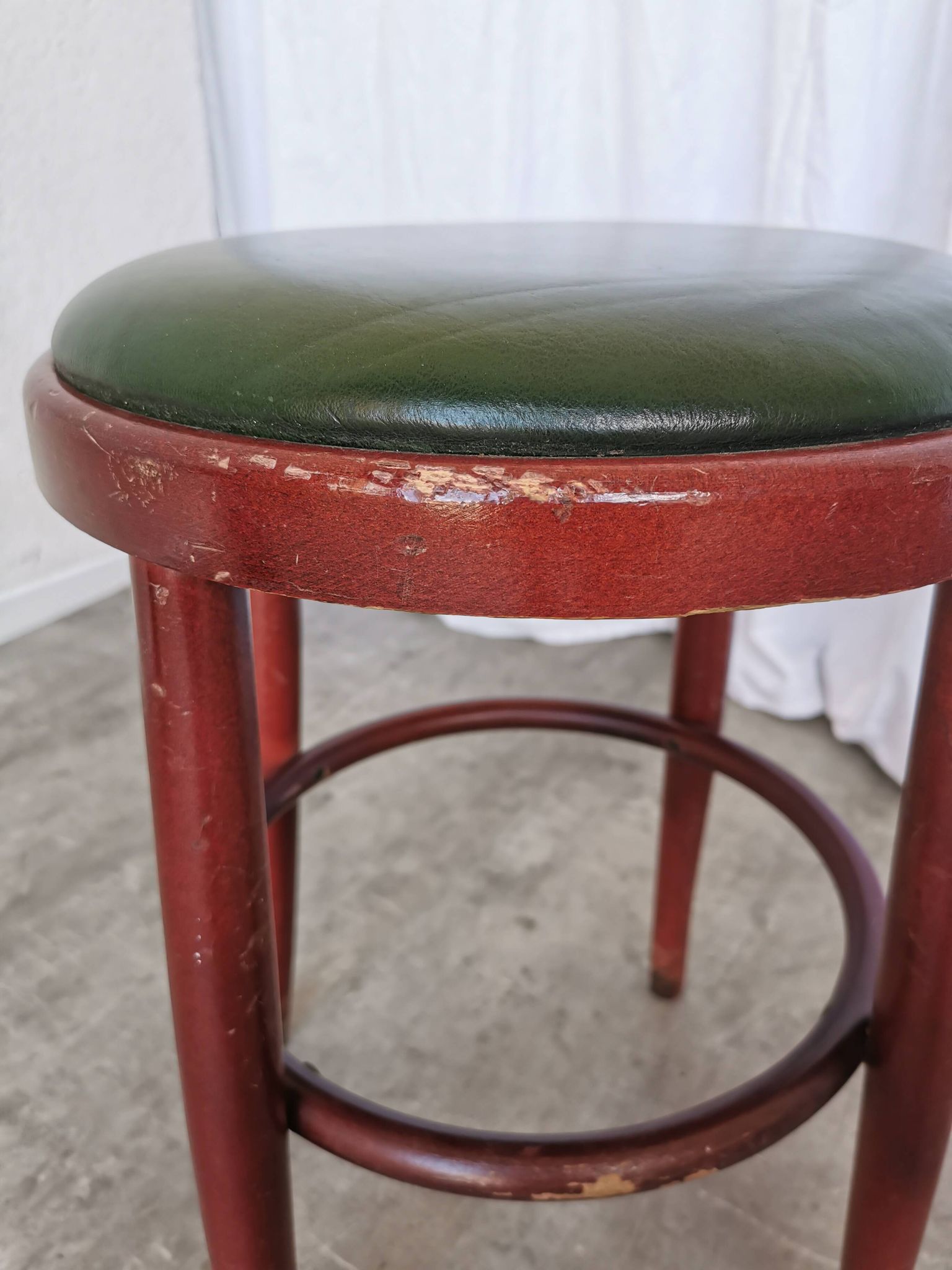 Tabouret de pub irlandais vintage : assise en cuir vert, bois courbé, style Thonet