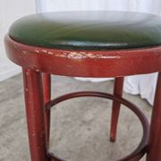 Tabouret de pub irlandais vintage : assise en cuir vert, bois courbé, style Thonet