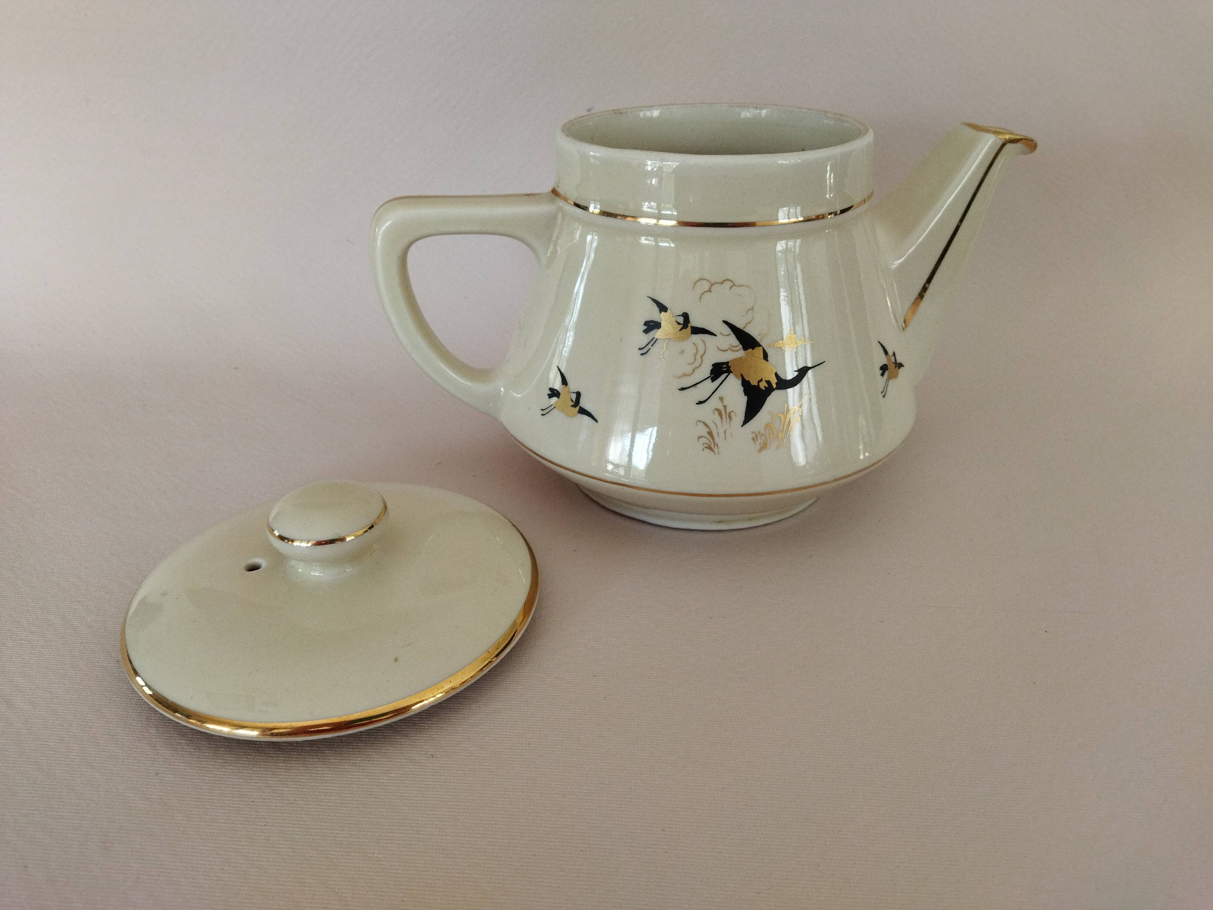 Salam pourer with Japanese motifs