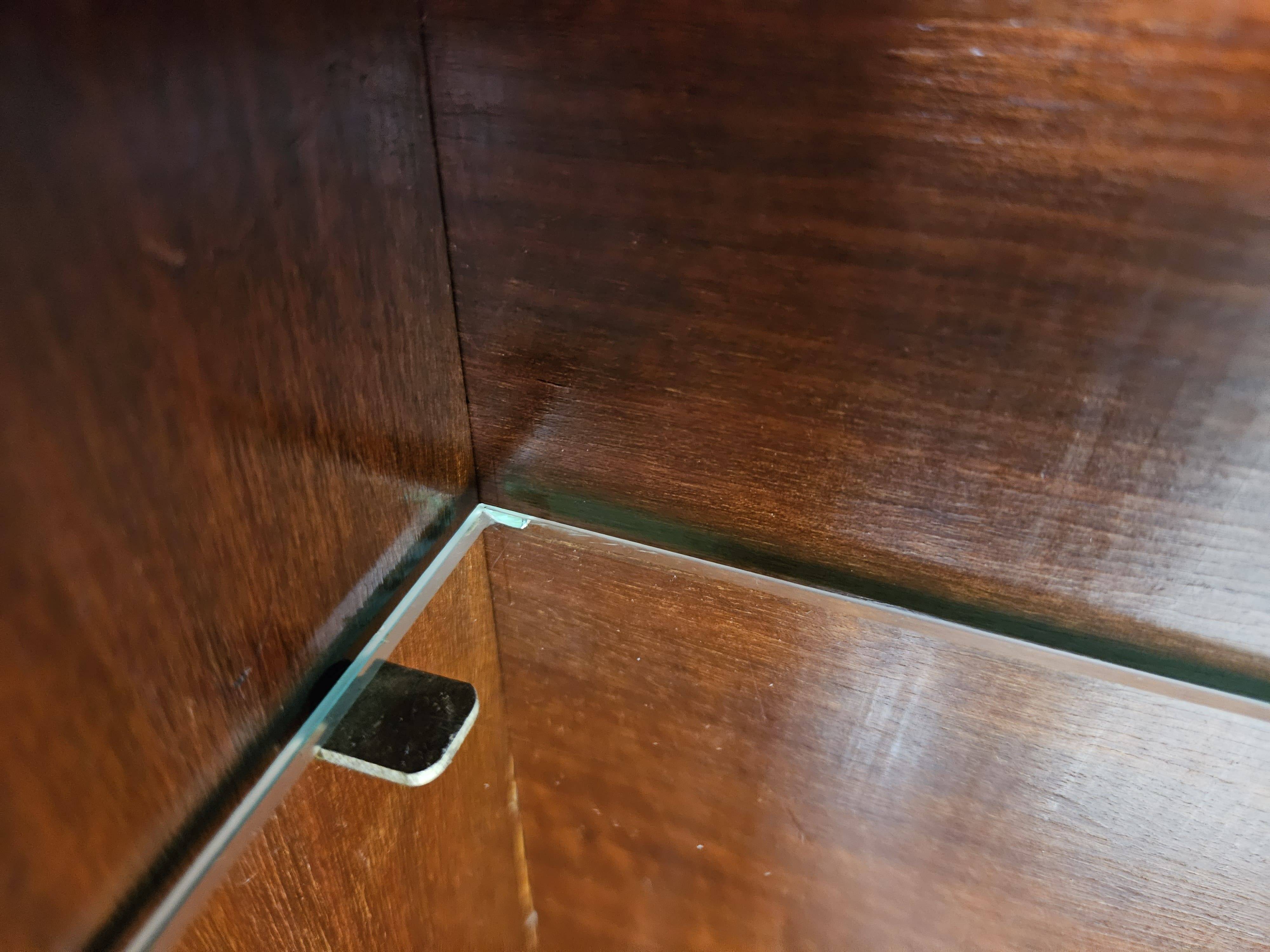 Vitrine Art Déco des années 1930 en noyer et racine de noyer